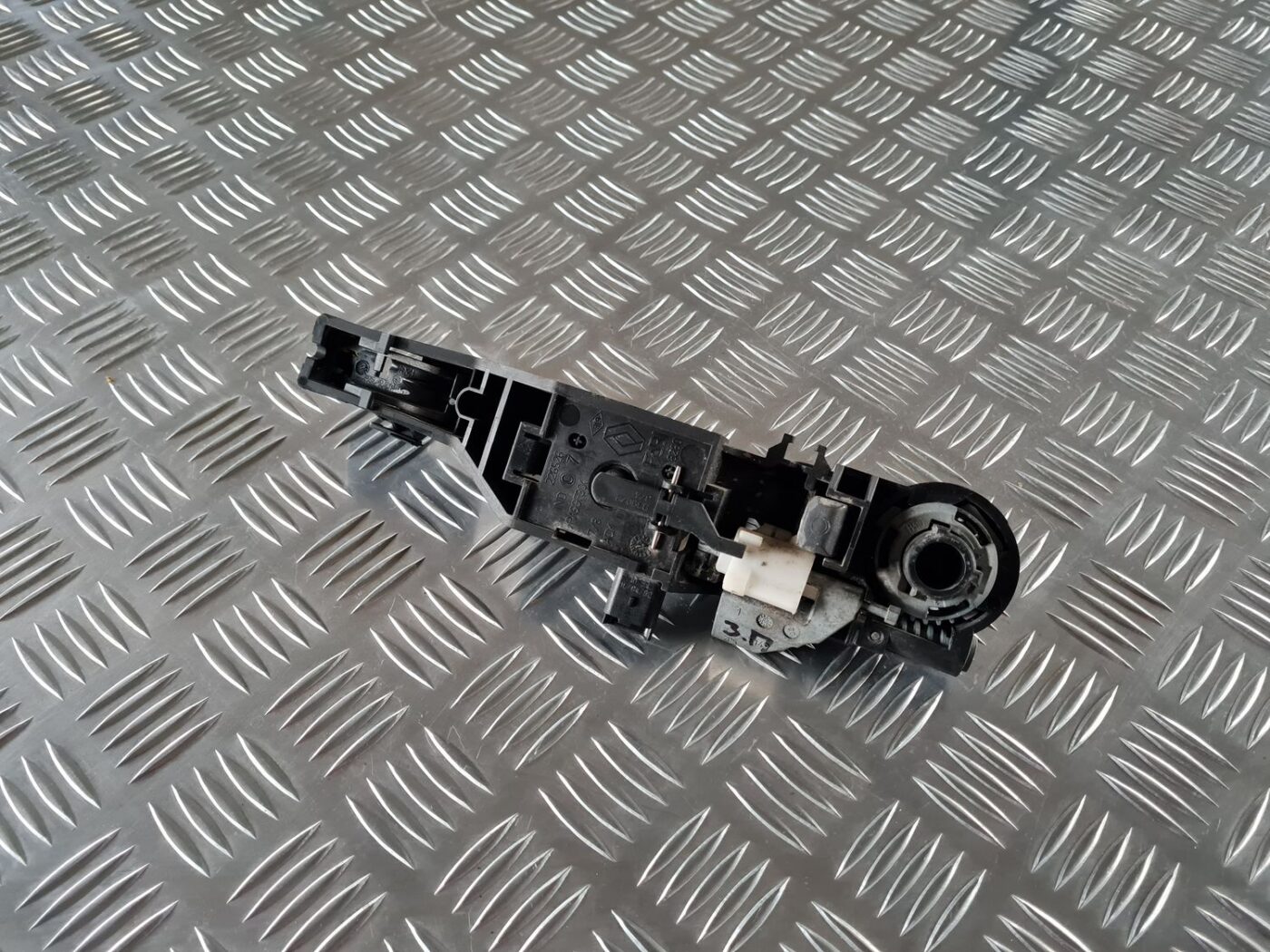 Aizmugurējāis labais durvju rokturis priekš RENAULT LAGUNA 2008 4 Aizmugurējāis labais durvju rokturis priekš RENAULT LAGUNA 2008