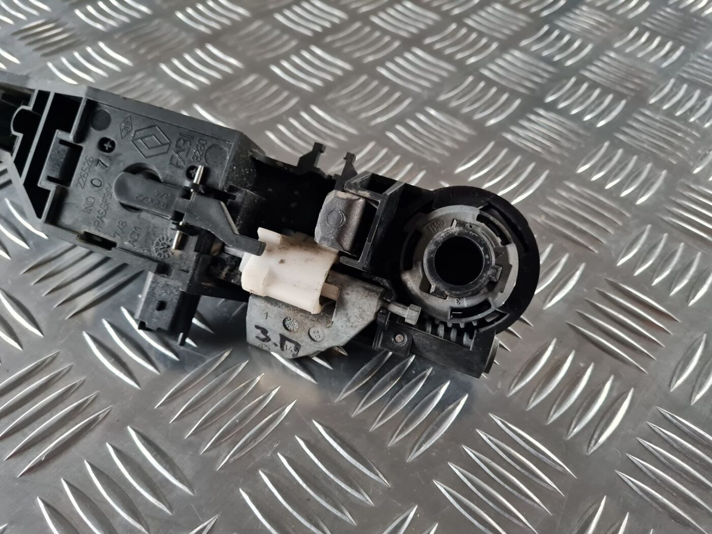 Aizmugurējāis labais durvju rokturis priekš RENAULT LAGUNA 2008 3 Aizmugurējāis labais durvju rokturis priekš RENAULT LAGUNA 2008