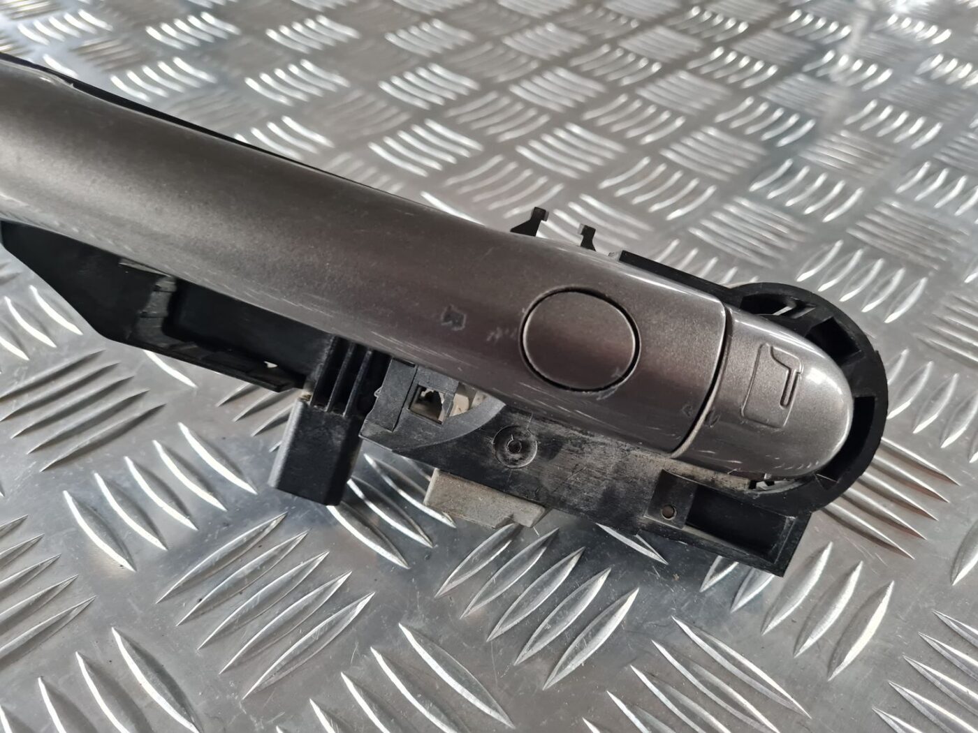 Priekšējāis kreisais durvju rokturis priekš RENAULT LAGUNA 2008 2 Priekšējāis kreisais durvju rokturis priekš RENAULT LAGUNA 2008