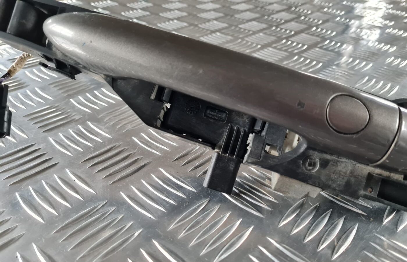 Priekšējāis kreisais durvju rokturis priekš RENAULT LAGUNA 2008 6 Priekšējāis kreisais durvju rokturis priekš RENAULT LAGUNA 2008