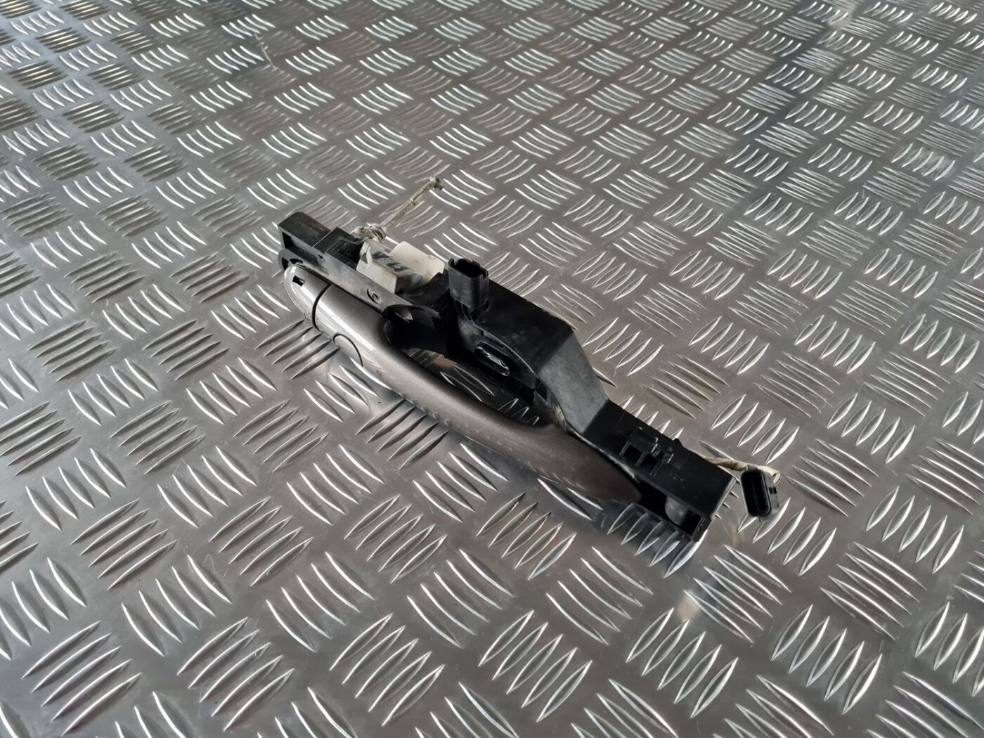 Priekšējāis kreisais durvju rokturis priekš RENAULT LAGUNA 2008 5 Priekšējāis kreisais durvju rokturis priekš RENAULT LAGUNA 2008