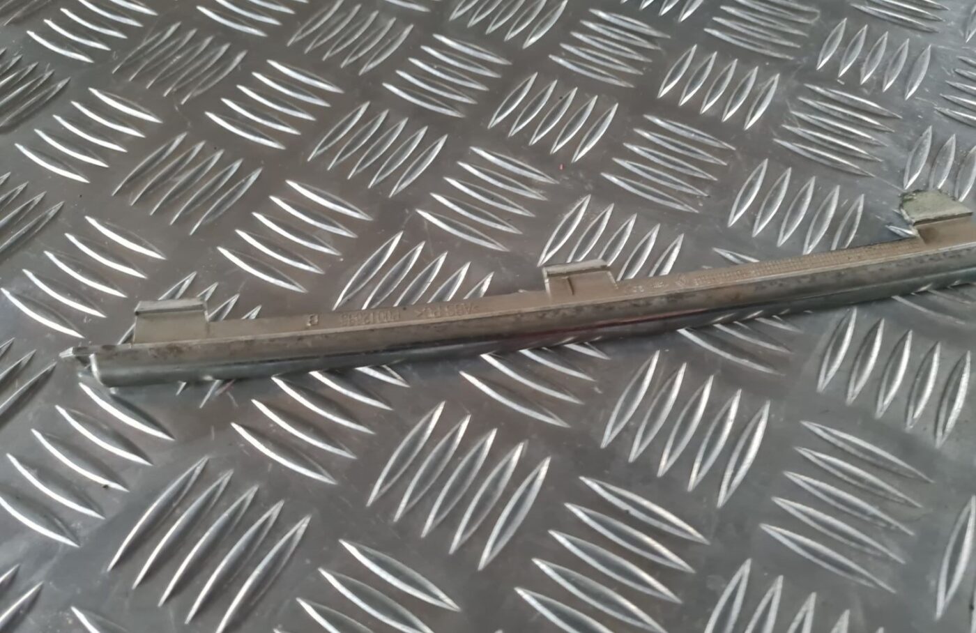 Priekšējā režģa hromēta uzlika priekš RENAULT LAGUNA 2008 2 Priekšējā režģa hromēta uzlika priekš RENAULT LAGUNA 2008