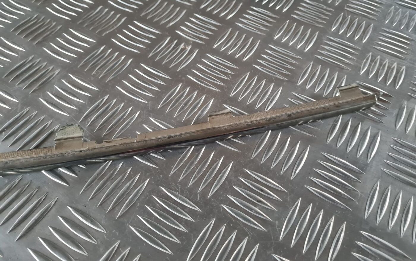 Priekšējā režģa hromēta uzlika priekš RENAULT LAGUNA 2008 5 Priekšējā režģa hromēta uzlika priekš RENAULT LAGUNA 2008