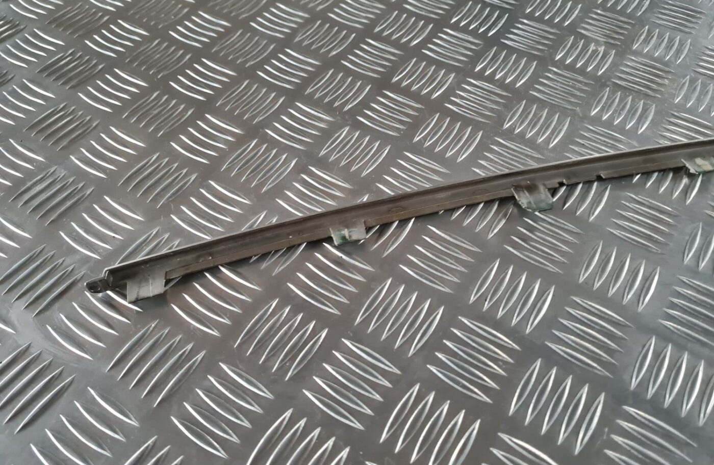 Priekšējā režģa hromēta uzlika priekš RENAULT LAGUNA 2008 4 Priekšējā režģa hromēta uzlika priekš RENAULT LAGUNA 2008