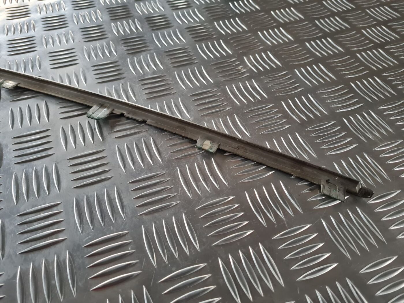 Priekšējā režģa hromēta uzlika priekš RENAULT LAGUNA 2008 3 Priekšējā režģa hromēta uzlika priekš RENAULT LAGUNA 2008