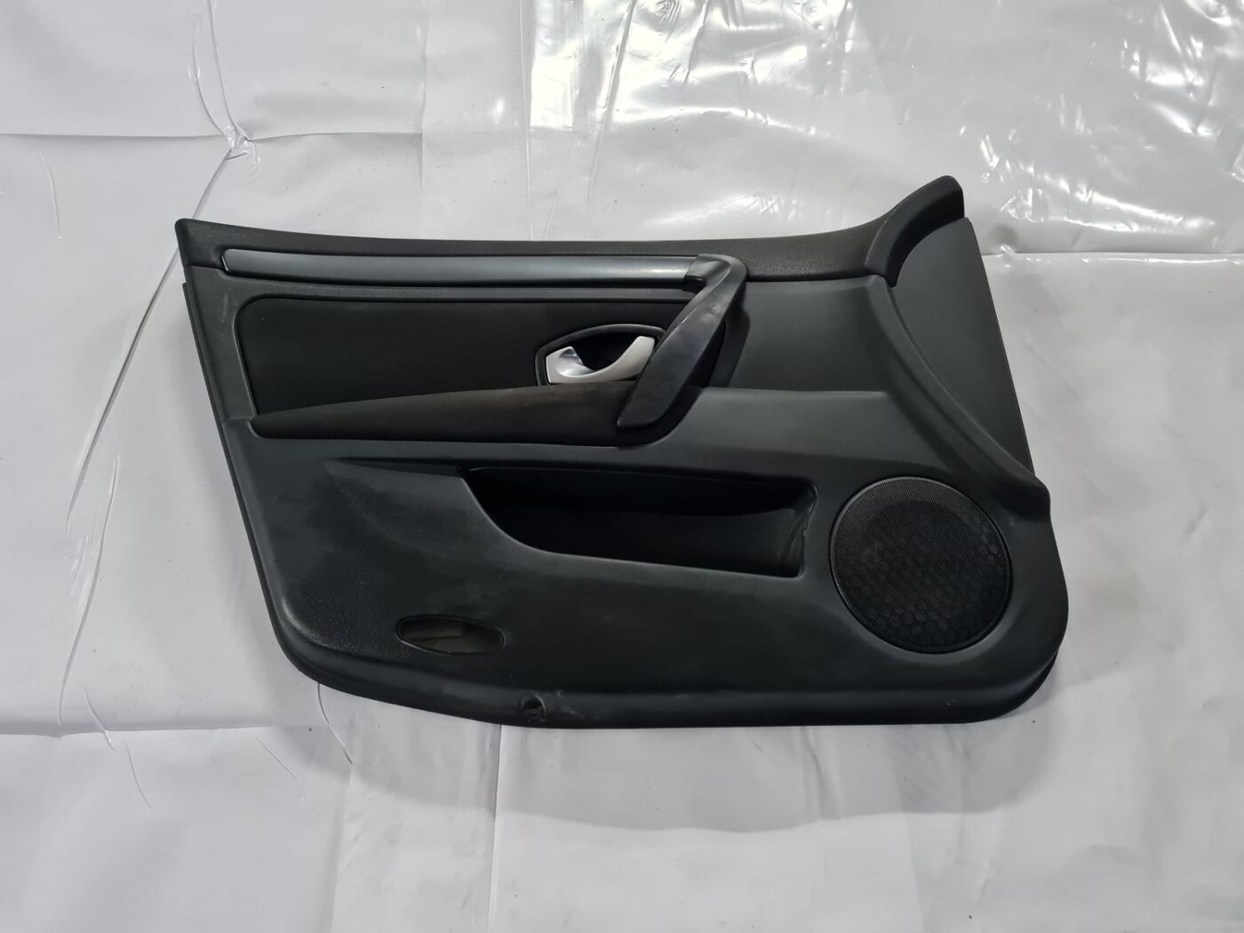 Priekšējo kreiso durvju apdare priekš RENAULT LAGUNA 2008 1 Priekšējo kreiso durvju apdare priekš RENAULT LAGUNA 2008