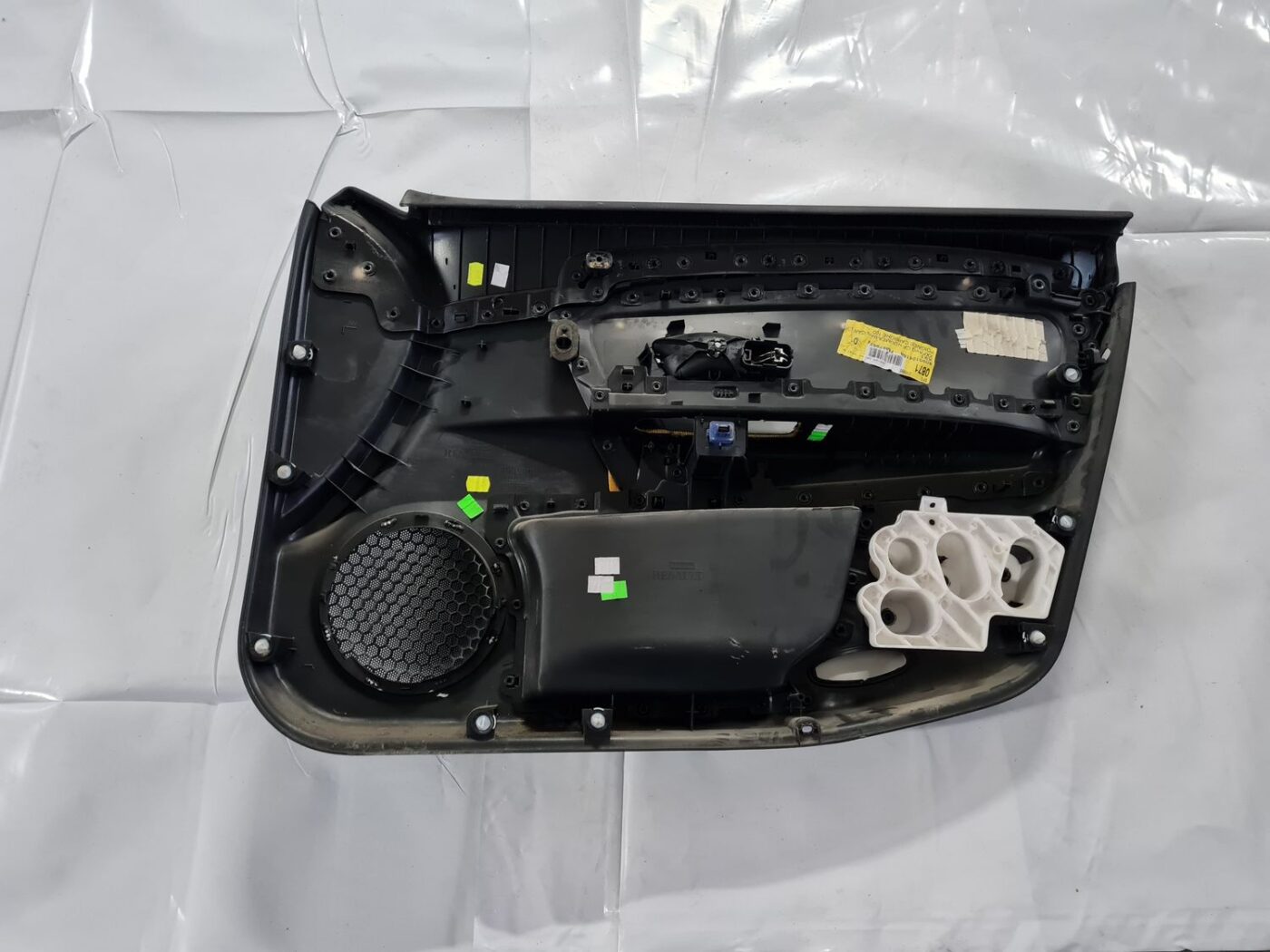 Priekšējo kreiso durvju apdare priekš RENAULT LAGUNA 2008 3 Priekšējo kreiso durvju apdare priekš RENAULT LAGUNA 2008