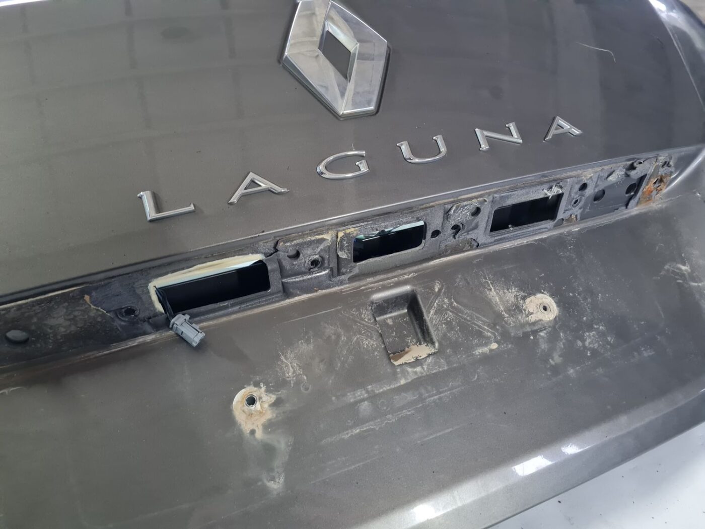 Bagāžnieka vāks priekš RENAULT LAGUNA 2008 7 Bagāžnieka vāks priekš RENAULT LAGUNA 2008