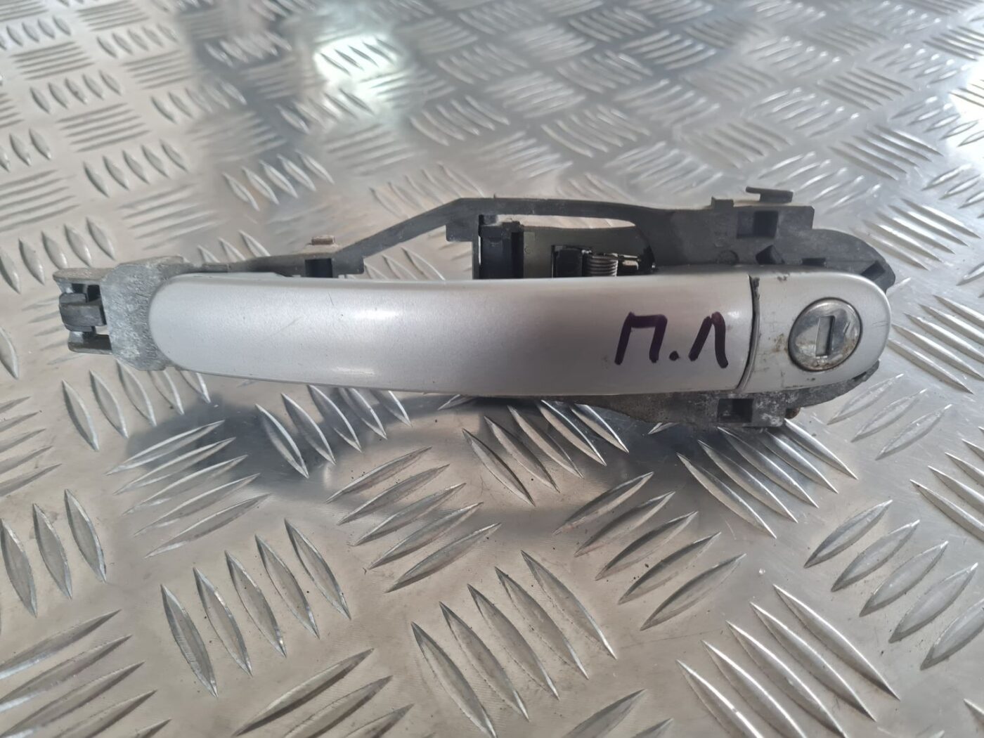 Priekšējāis kreisais durvju rokturis priekš SKODA OCTAVIA 2002 2 Priekšējāis kreisais durvju rokturis priekš SKODA OCTAVIA 2002