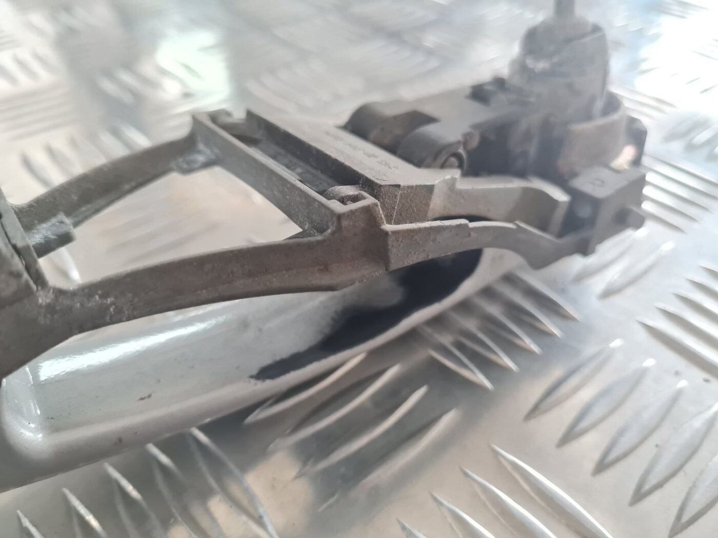 Priekšējāis kreisais durvju rokturis priekš SKODA OCTAVIA 2002 3 Priekšējāis kreisais durvju rokturis priekš SKODA OCTAVIA 2002