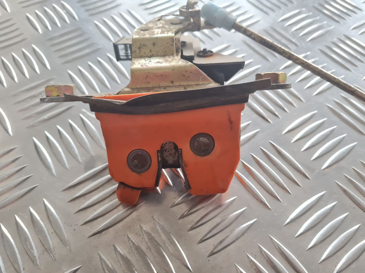 Bagāžnieka vāka slēdzene priekš SKODA OCTAVIA 2002 2 Bagāžnieka vāka slēdzene priekš SKODA OCTAVIA 2002