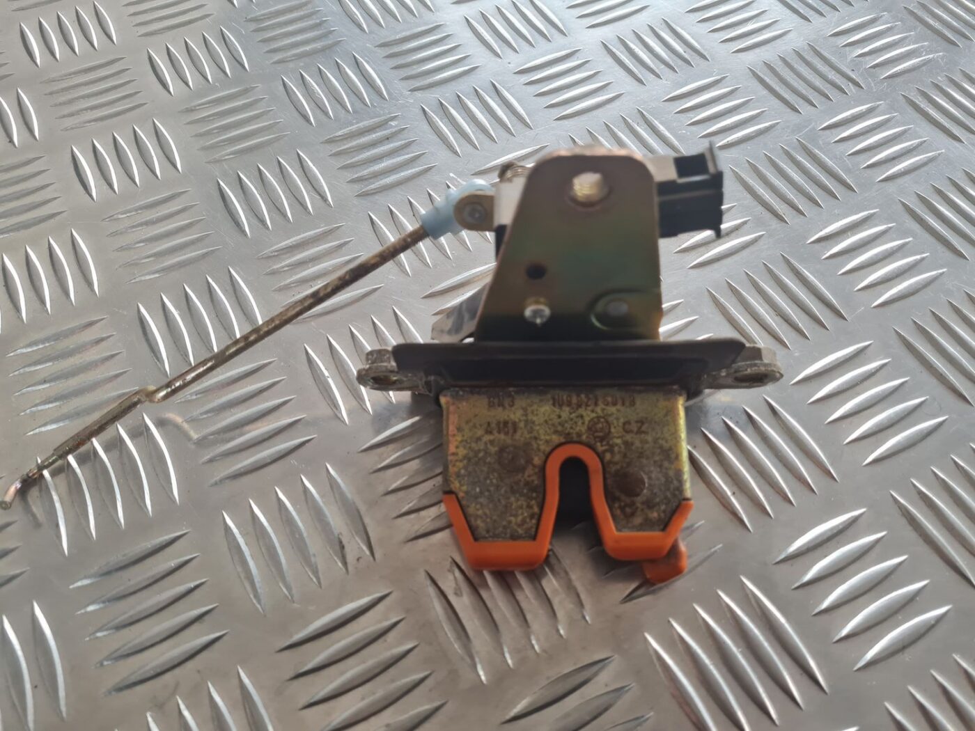 Bagāžnieka vāka slēdzene priekš SKODA OCTAVIA 2002 6 Bagāžnieka vāka slēdzene priekš SKODA OCTAVIA 2002