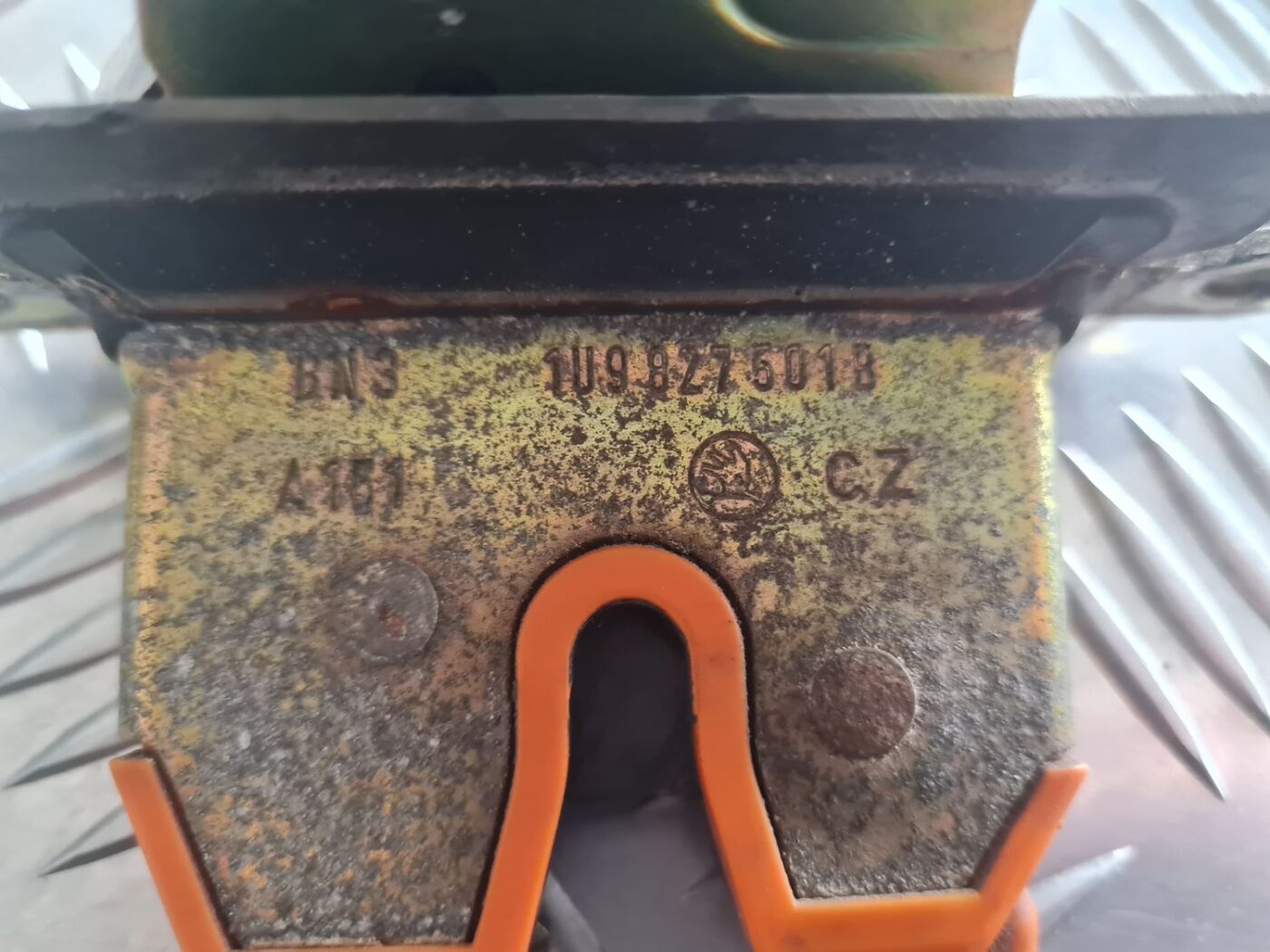 Bagāžnieka vāka slēdzene priekš SKODA OCTAVIA 2002 5 Bagāžnieka vāka slēdzene priekš SKODA OCTAVIA 2002