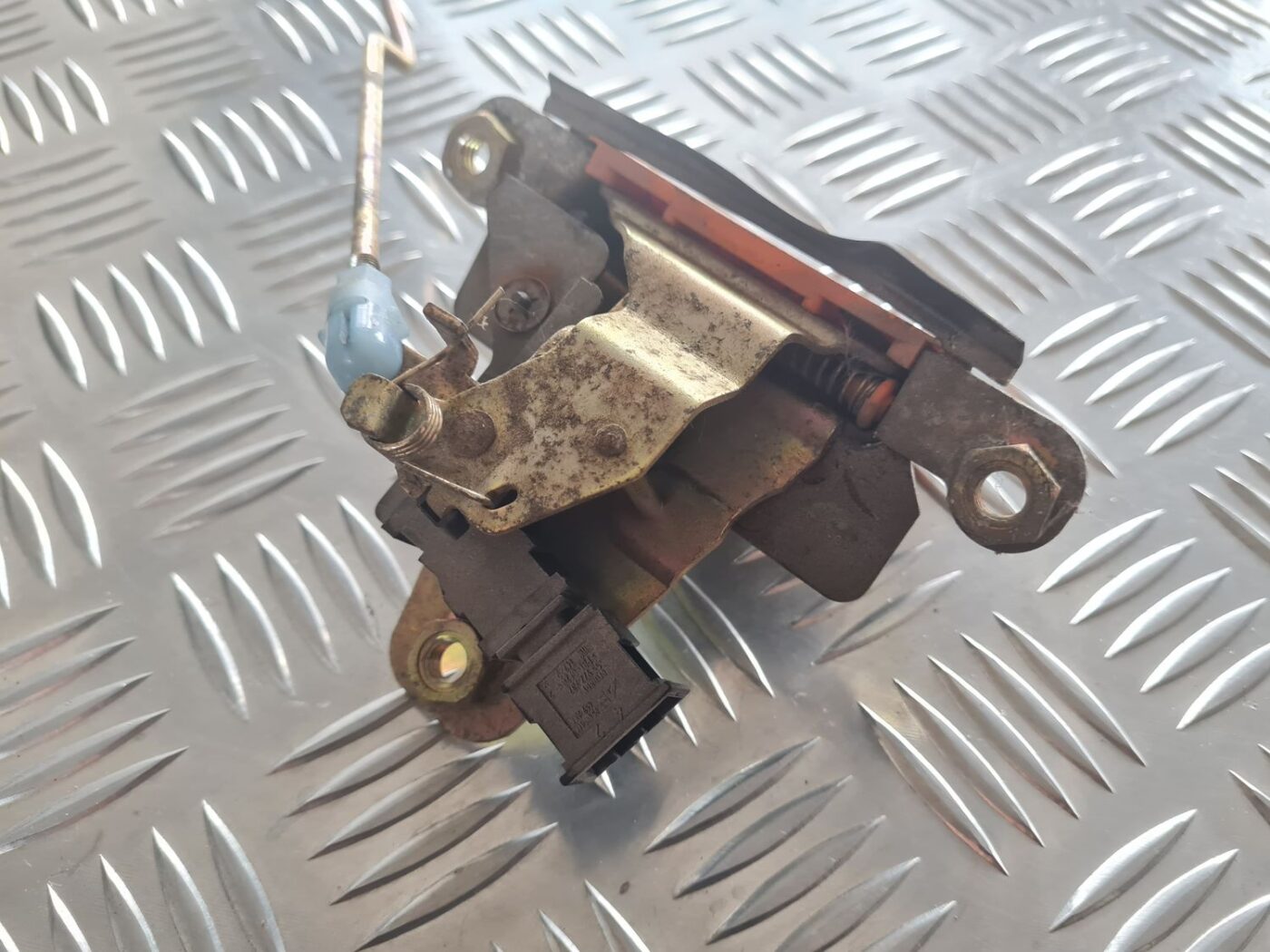 Bagāžnieka vāka slēdzene priekš SKODA OCTAVIA 2002 4 Bagāžnieka vāka slēdzene priekš SKODA OCTAVIA 2002