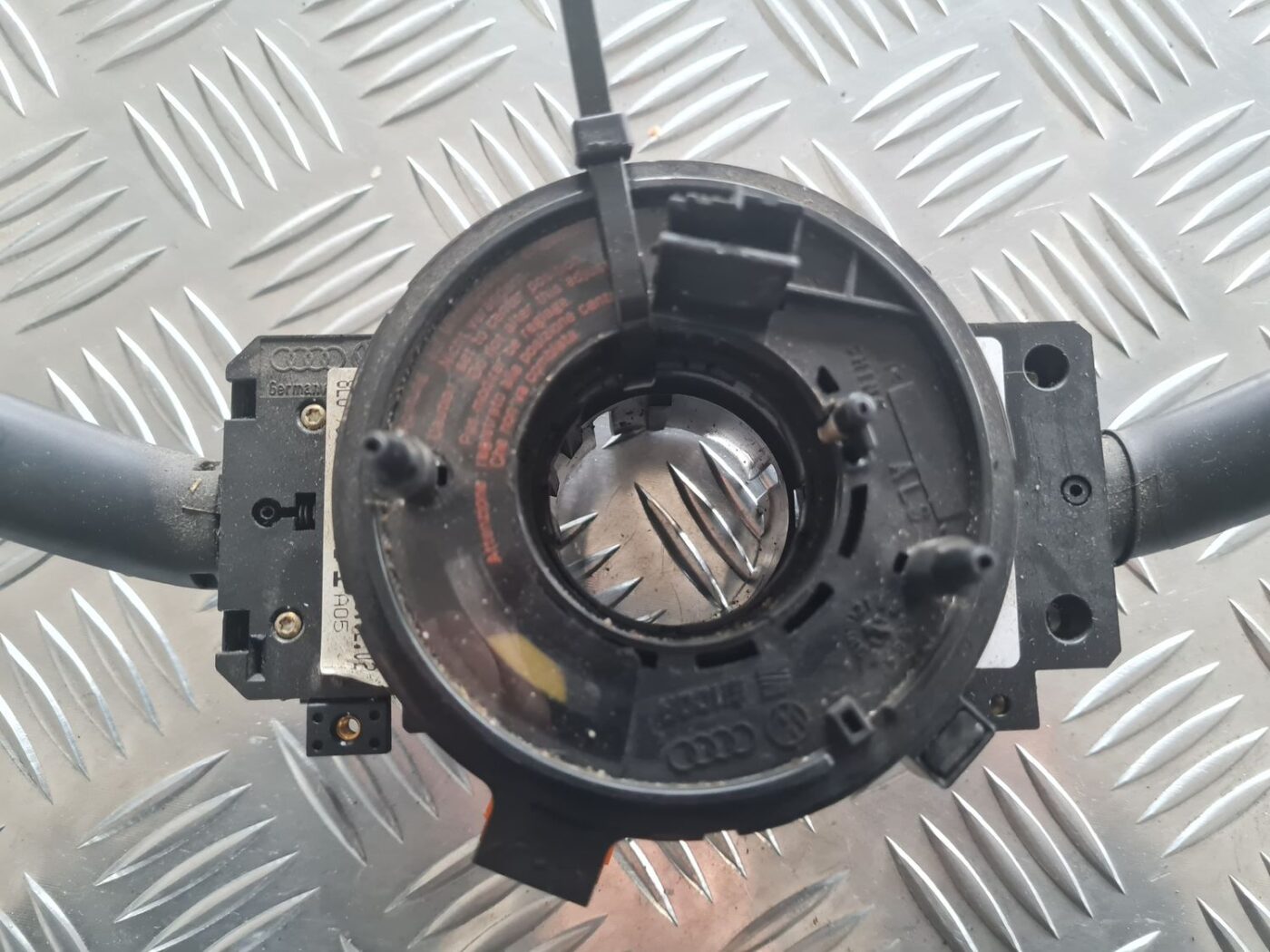 Stūres statnes slēdzis priekš SKODA OCTAVIA 2002 2 Stūres statnes slēdzis priekš SKODA OCTAVIA 2002