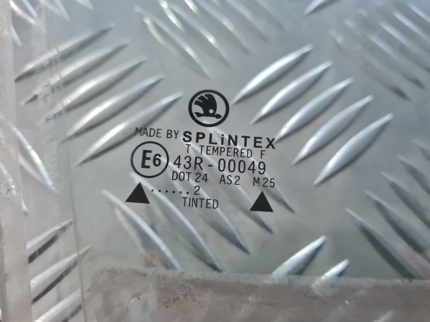 Priekšējo labo durvju stikls priekš SKODA OCTAVIA 2002 2 Priekšējo labo durvju stikls priekš SKODA OCTAVIA 2002