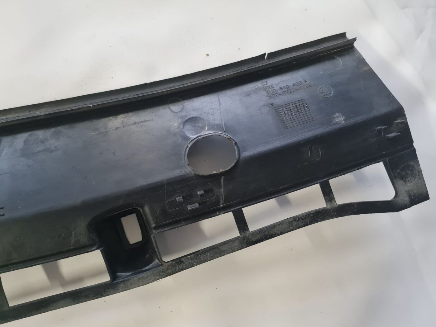 Vējstikla uzlikas (deflektora) režģis priekš SKODA OCTAVIA 2002 5 Vējstikla uzlikas (deflektora) režģis priekš SKODA OCTAVIA 2002