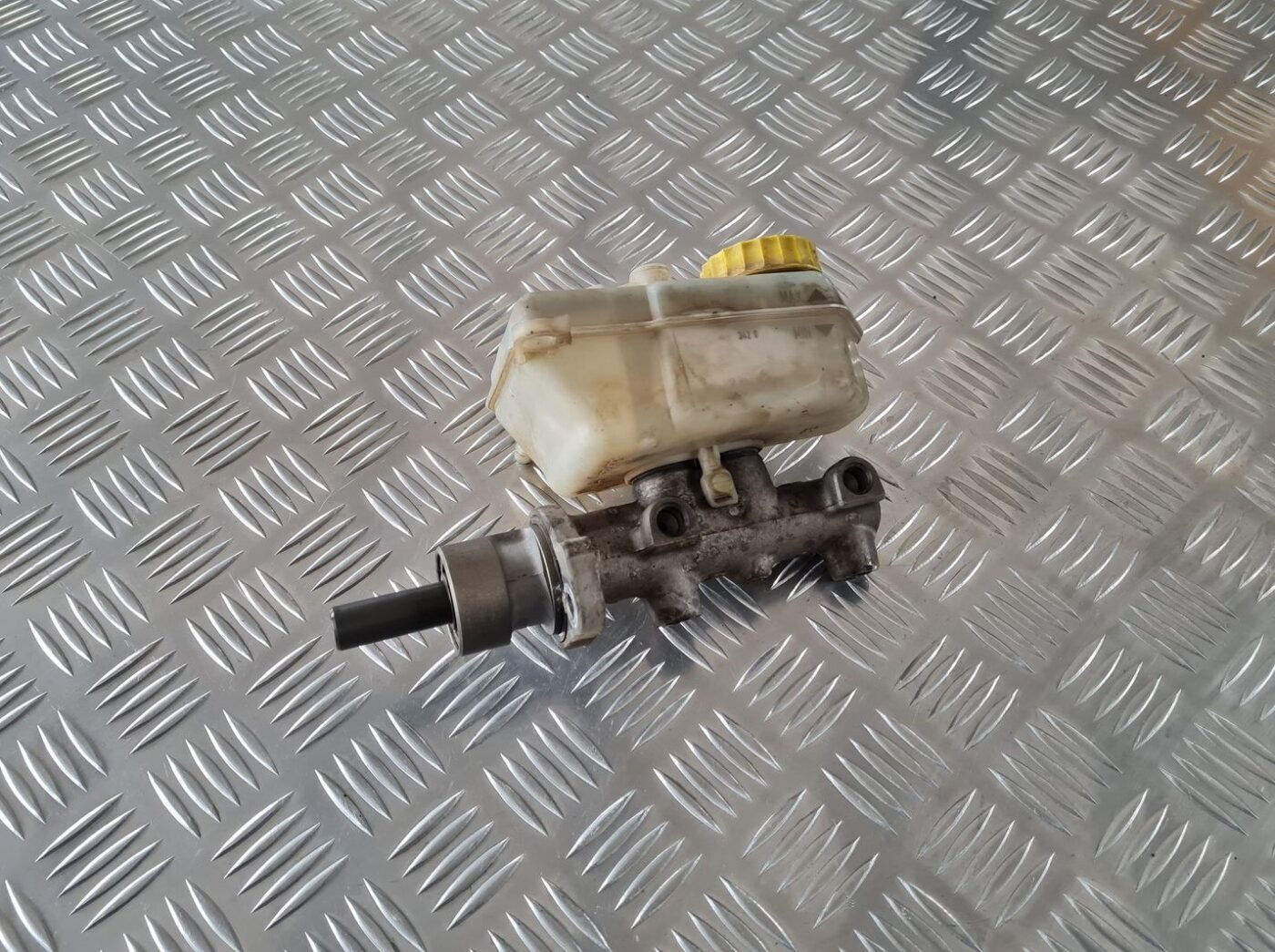 Bremžu pastiprinātāja galvenais cilindrs priekš ŠKODA FABIA 2003 1 Bremžu pastiprinātāja galvenais cilindrs priekš ŠKODA FABIA 2003