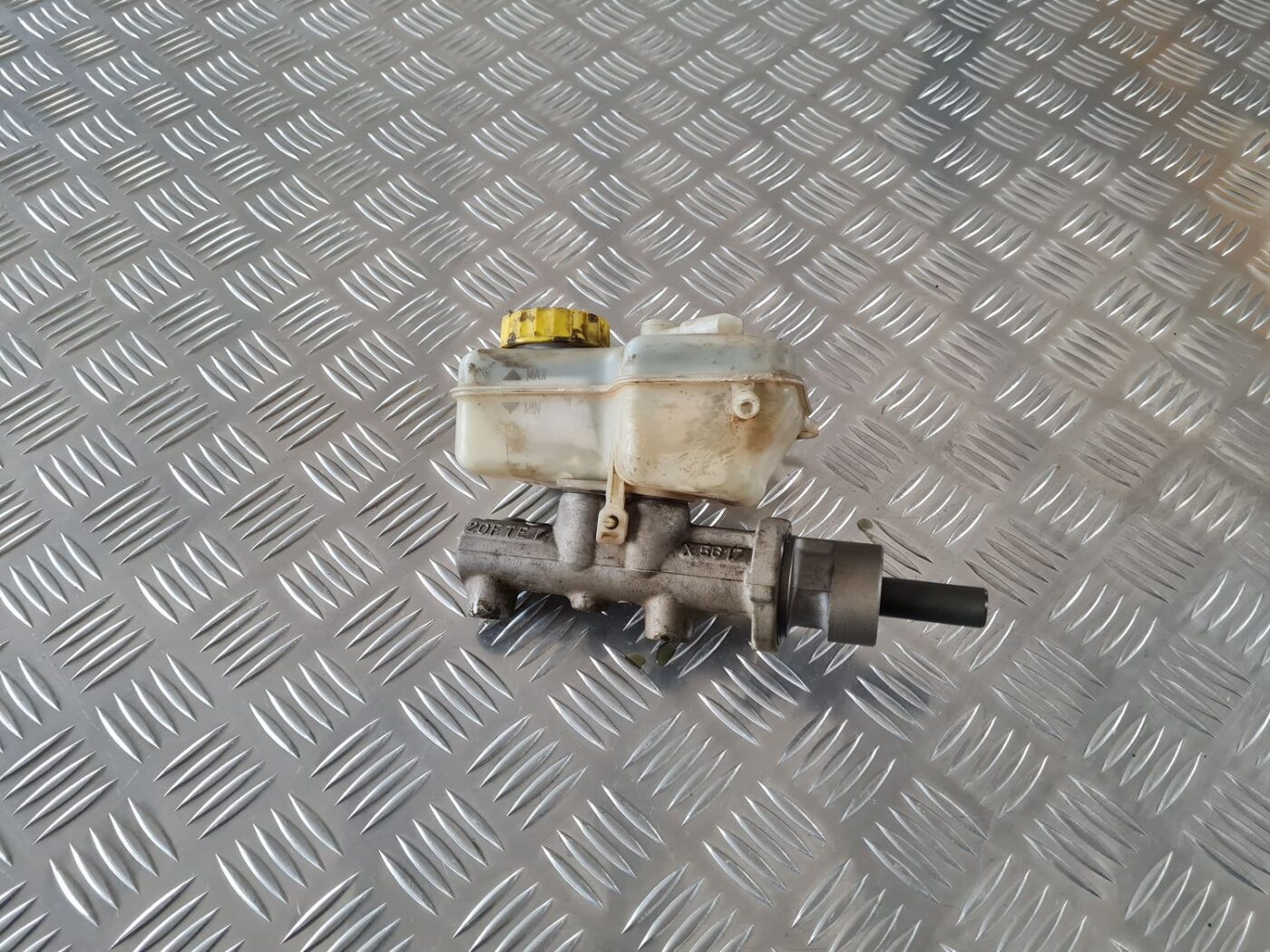 Bremžu pastiprinātāja galvenais cilindrs priekš ŠKODA FABIA 2003 2 Bremžu pastiprinātāja galvenais cilindrs priekš ŠKODA FABIA 2003