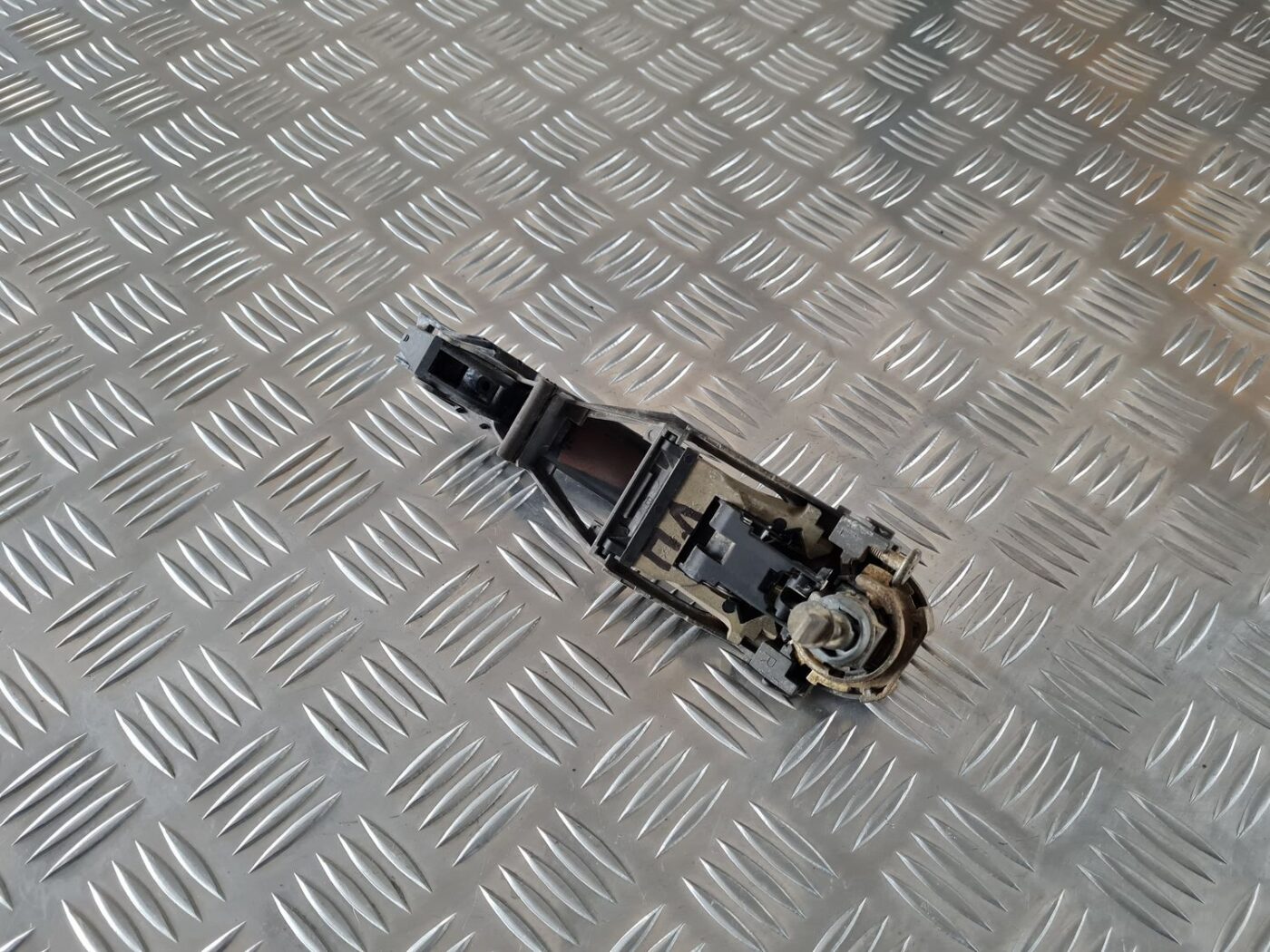 Priekšējāis kreisais durvju rokturis priekš ŠKODA FABIA 2003 3 Priekšējāis kreisais durvju rokturis priekš ŠKODA FABIA 2003