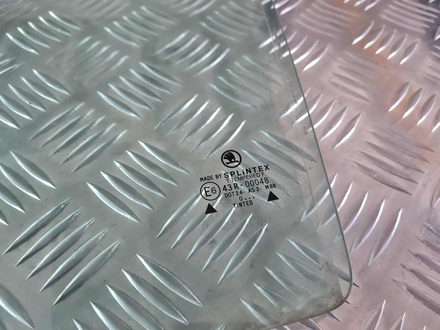 Aizmugurējo kreiso durvju stikls priekš ŠKODA FABIA 2003 2 Aizmugurējo kreiso durvju stikls priekš ŠKODA FABIA 2003