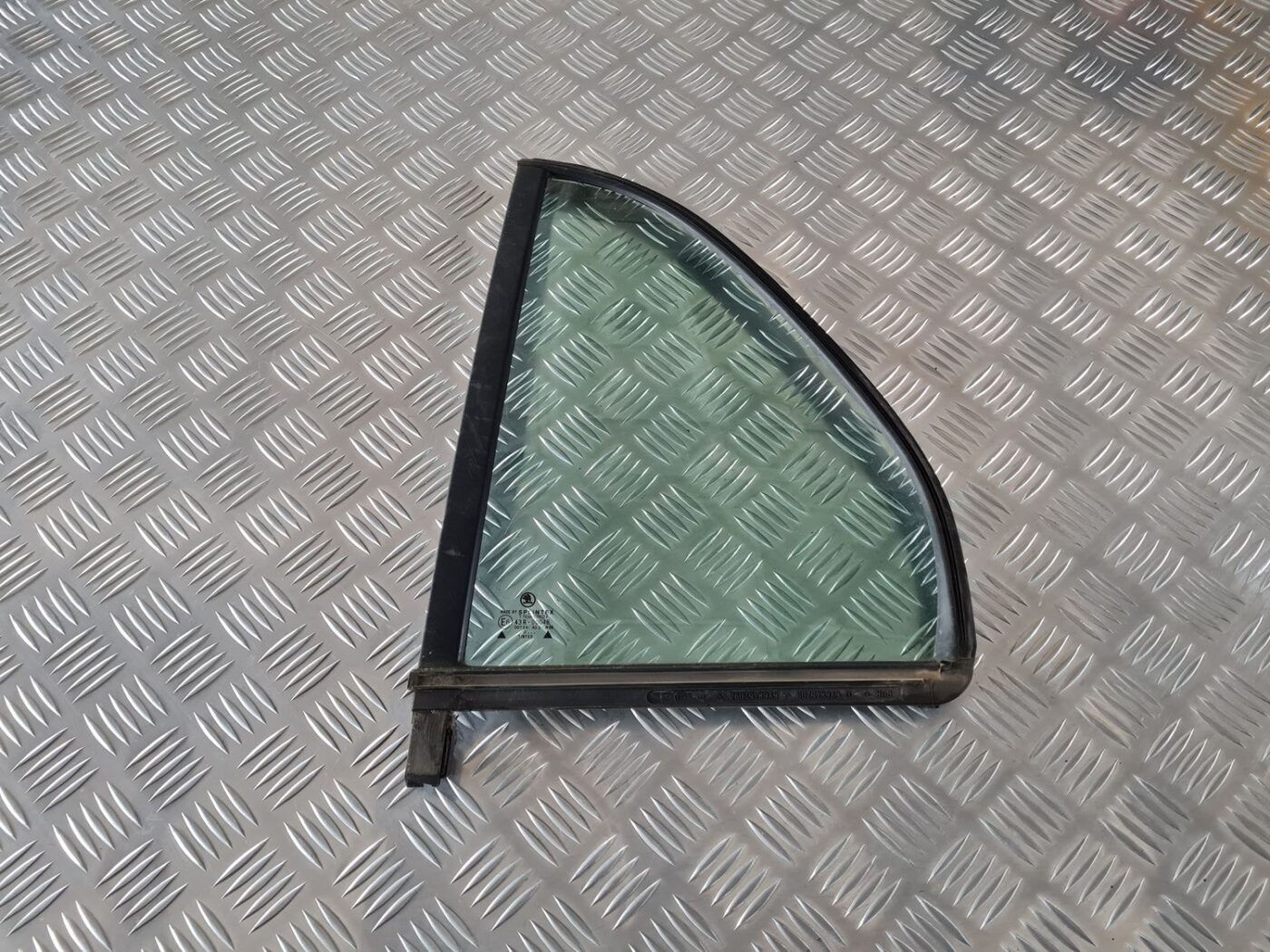 Kreiso durvju stūra stikls priekš ŠKODA FABIA 2003 1 Kreiso durvju stūra stikls priekš ŠKODA FABIA 2003