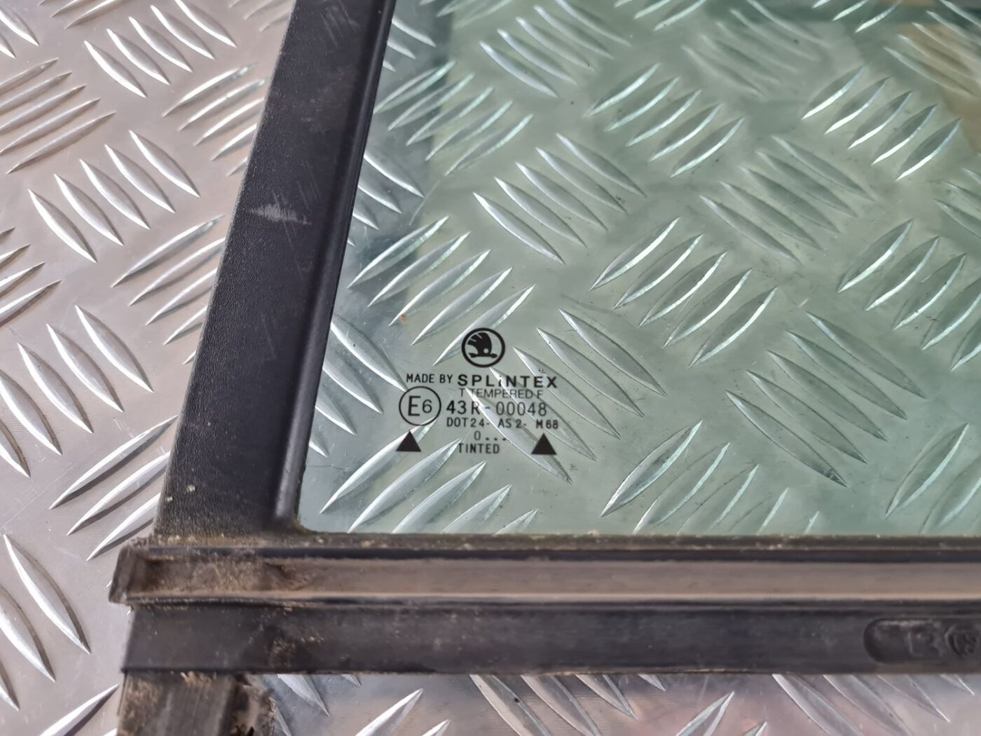 Kreiso durvju stūra stikls priekš ŠKODA FABIA 2003 2 Kreiso durvju stūra stikls priekš ŠKODA FABIA 2003