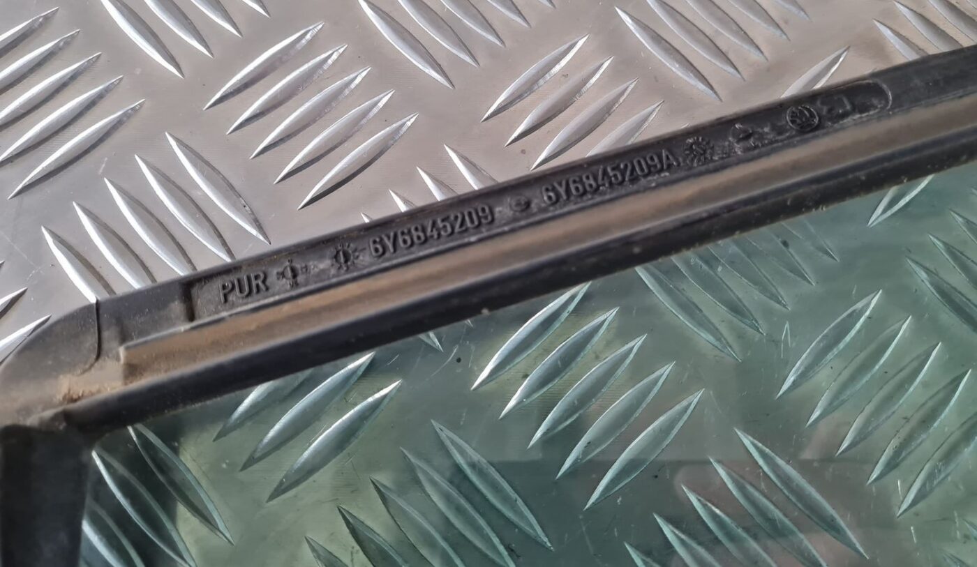 Kreiso durvju stūra stikls priekš ŠKODA FABIA 2003 4 Kreiso durvju stūra stikls priekš ŠKODA FABIA 2003