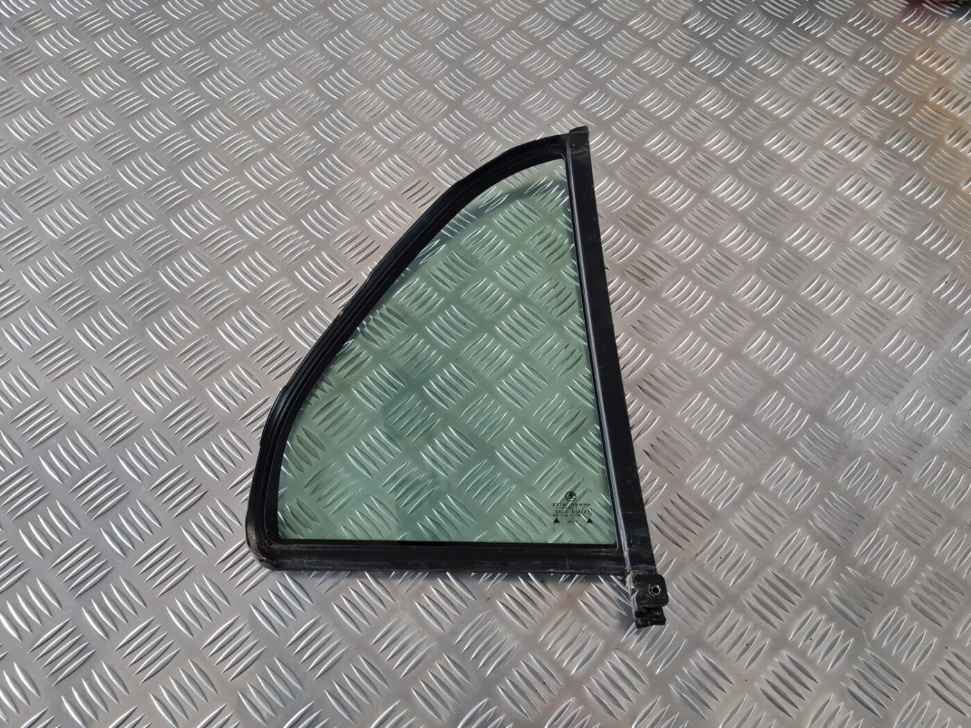 Kreiso durvju stūra stikls priekš ŠKODA FABIA 2003 3 Kreiso durvju stūra stikls priekš ŠKODA FABIA 2003