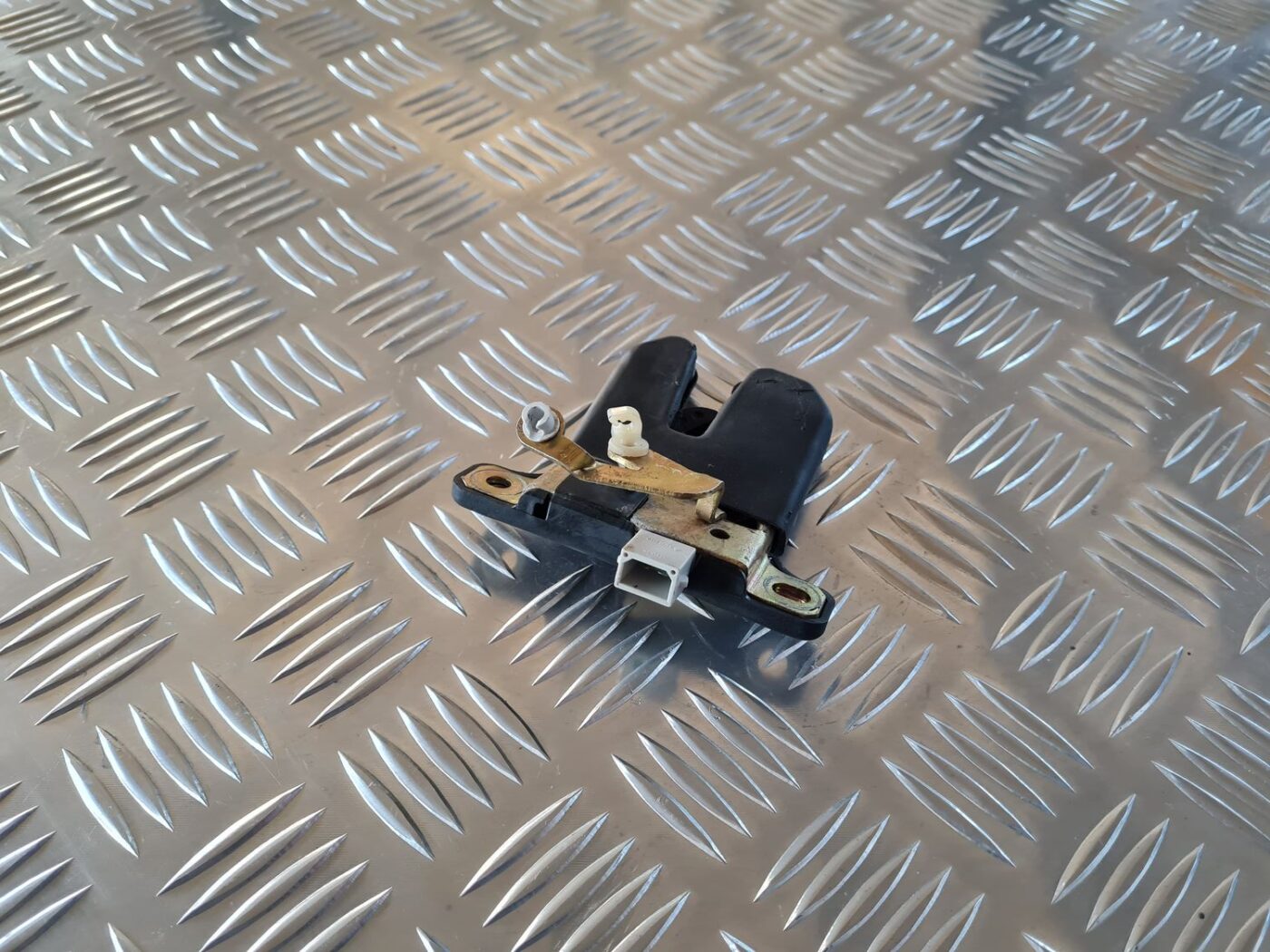 Bagāžnieka vāka slēdzene priekš AUDI A6 1998 2 Bagāžnieka vāka slēdzene priekš AUDI A6 1998