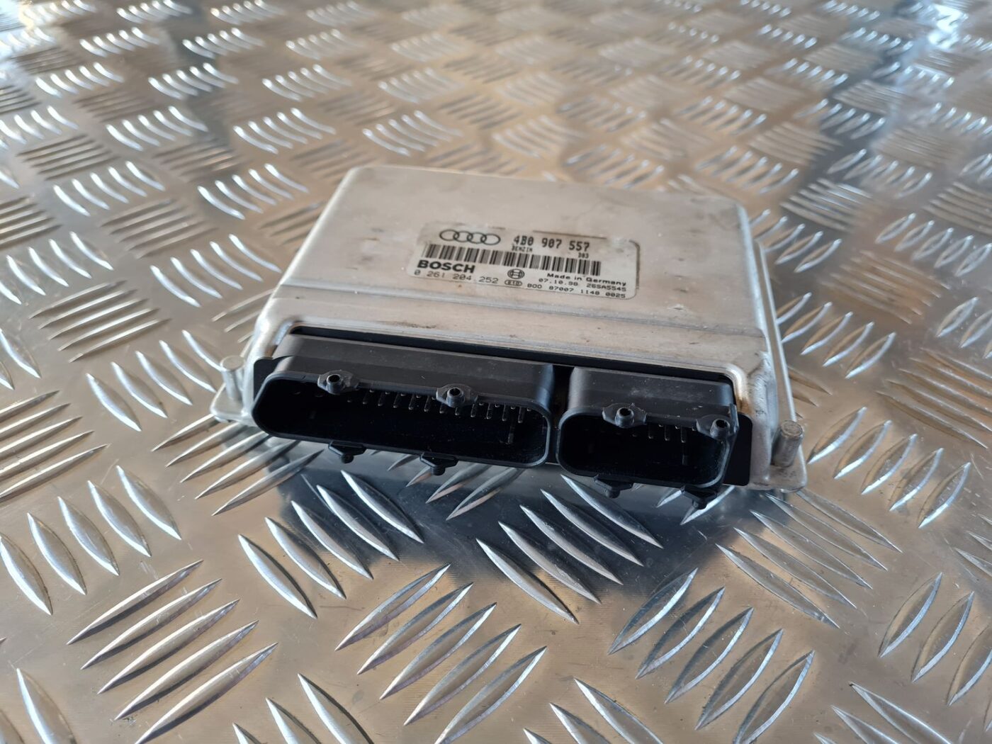 Dzinēja vadības bloks priekš AUDI A6 1998 2 Dzinēja vadības bloks priekš AUDI A6 1998