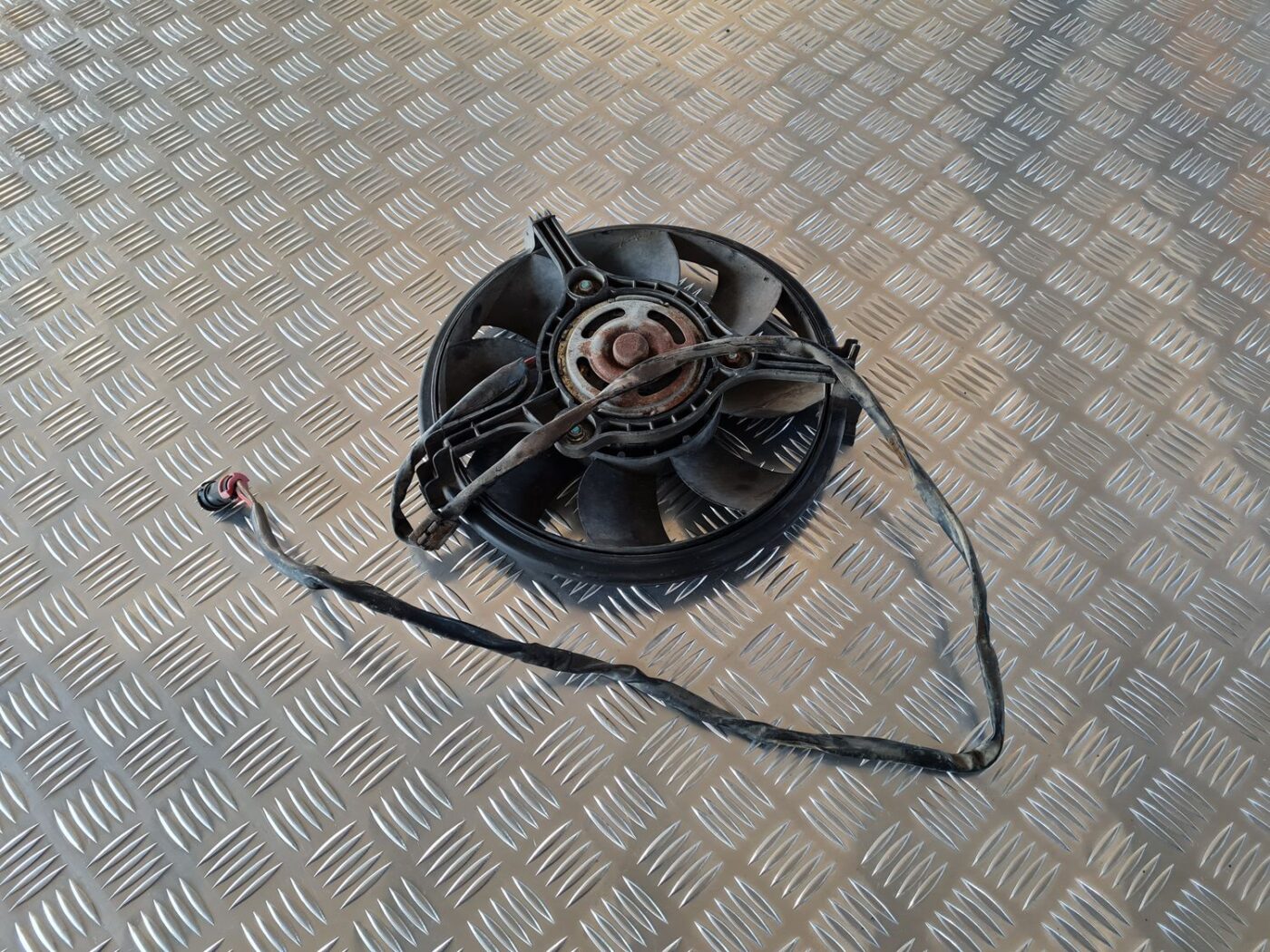 Dzesēšanas radiatora ventilators priekš AUDI A6 1998 1 Dzesēšanas radiatora ventilators priekš AUDI A6 1998