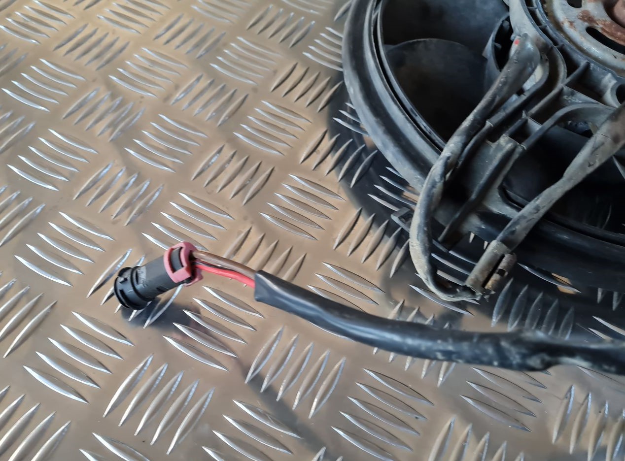 Dzesēšanas radiatora ventilators priekš AUDI A6 1998 2 Dzesēšanas radiatora ventilators priekš AUDI A6 1998