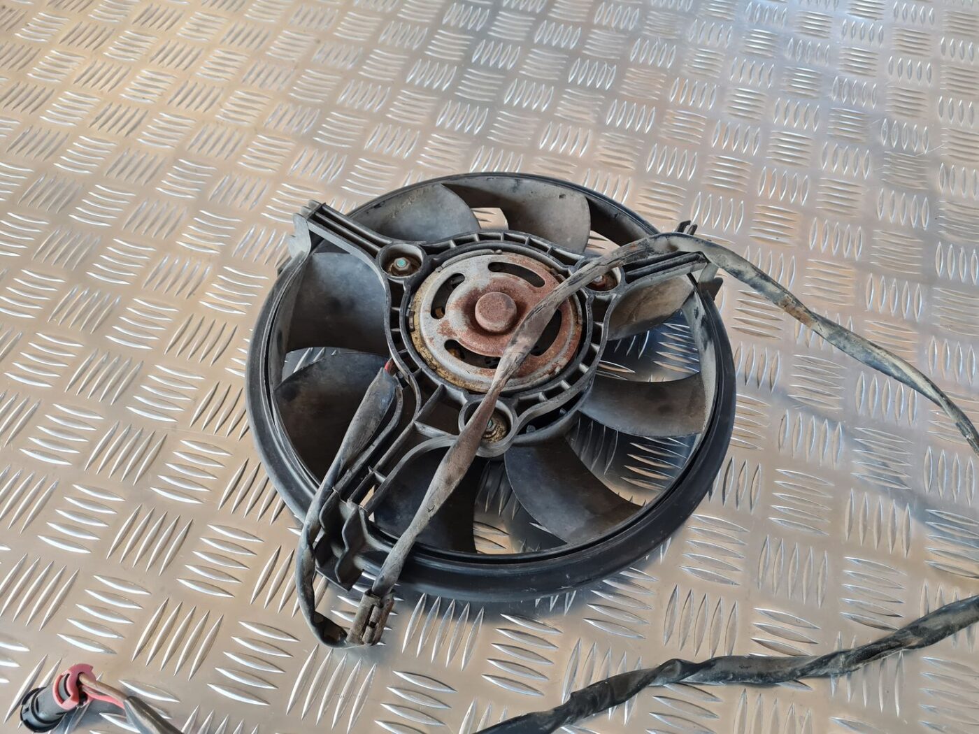 Dzesēšanas radiatora ventilators priekš AUDI A6 1998 4 Dzesēšanas radiatora ventilators priekš AUDI A6 1998