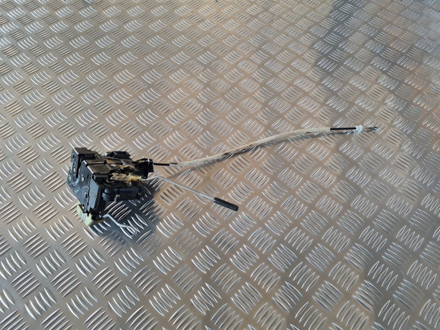 Priekšējo labo durvju slēdzene priekš AUDI A6 1998 1 Priekšējo labo durvju slēdzene priekš AUDI A6 1998