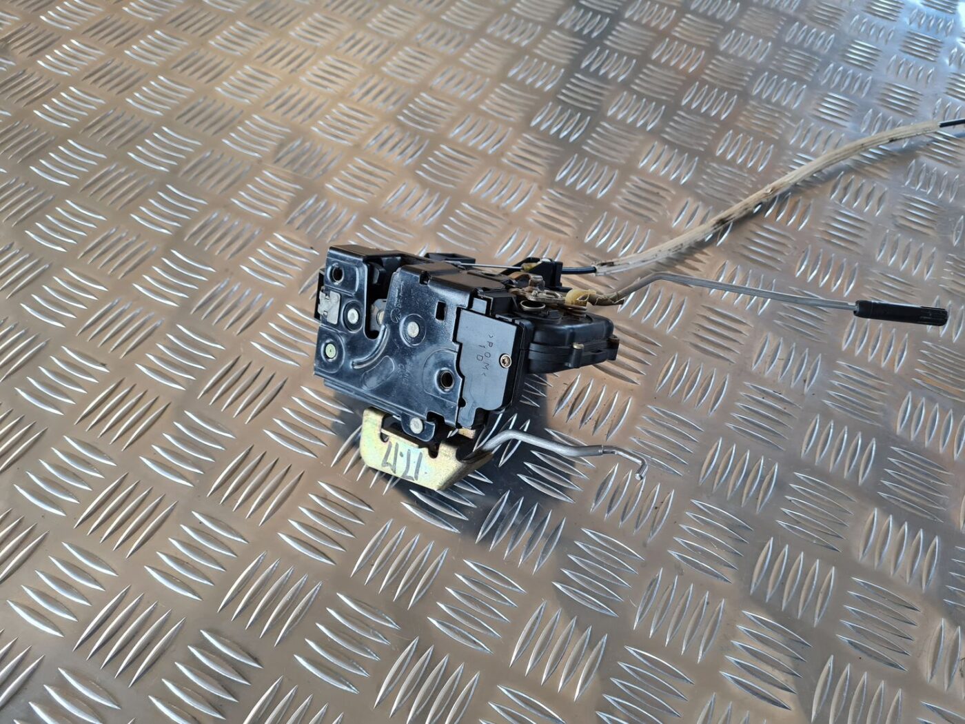 Priekšējo labo durvju slēdzene priekš AUDI A6 1998 2 Priekšējo labo durvju slēdzene priekš AUDI A6 1998