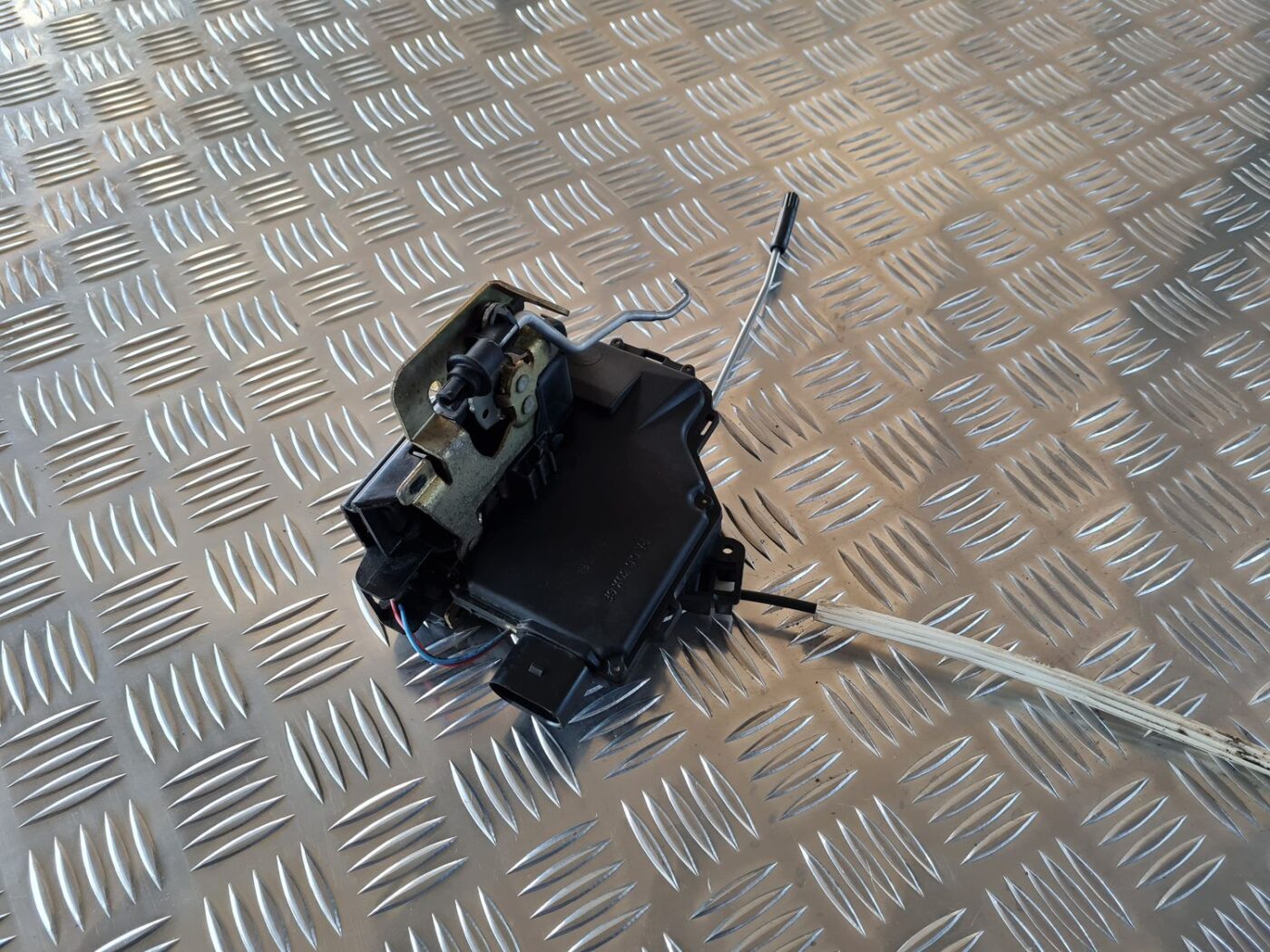 Priekšējo labo durvju slēdzene priekš AUDI A6 1998 3 Priekšējo labo durvju slēdzene priekš AUDI A6 1998