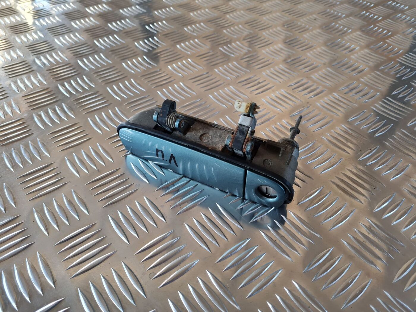 Priekšējāis kreisais durvju rokturis priekš AUDI A6 1998 1 Priekšējāis kreisais durvju rokturis priekš AUDI A6 1998