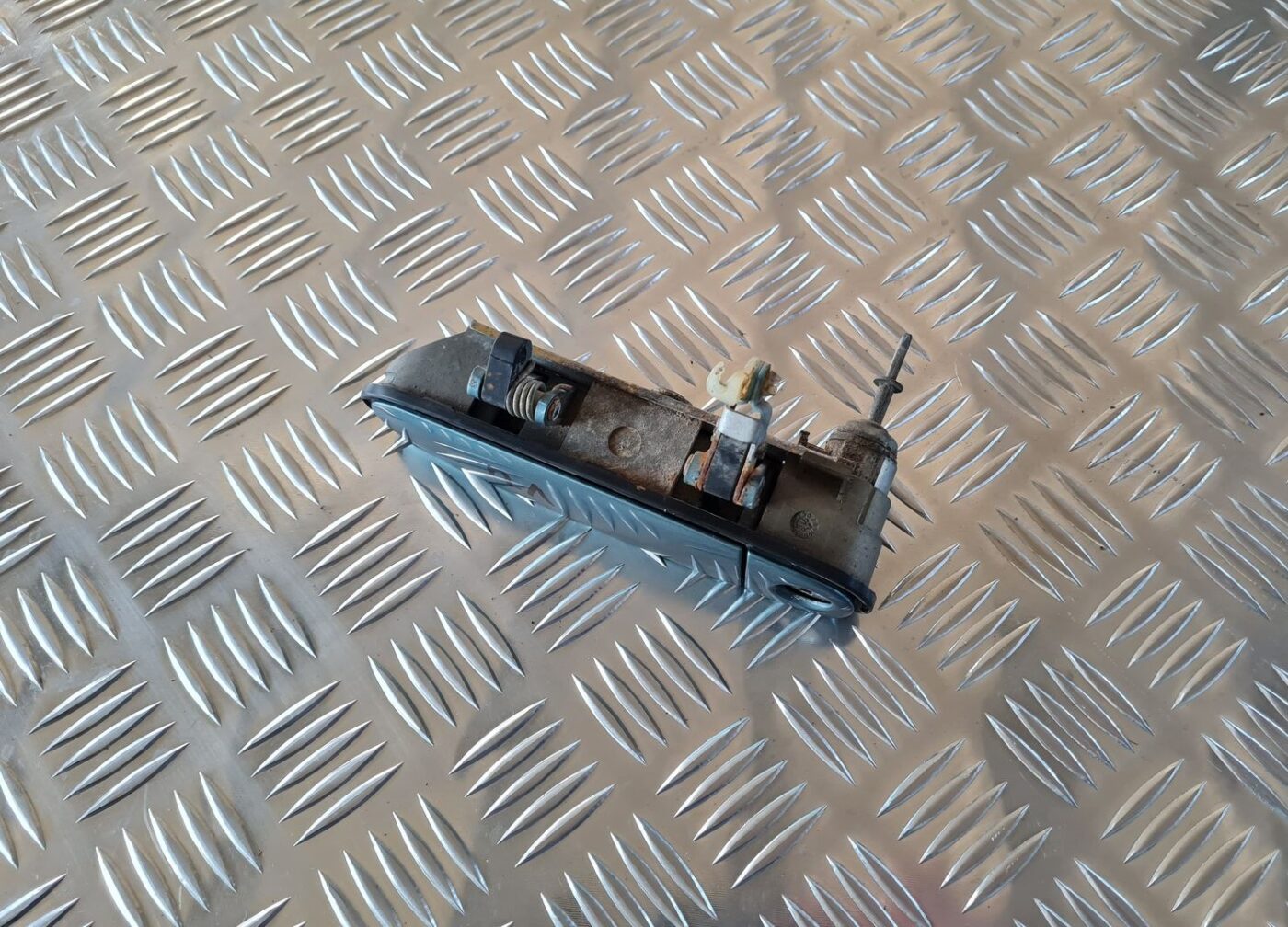 Priekšējāis kreisais durvju rokturis priekš AUDI A6 1998 2 Priekšējāis kreisais durvju rokturis priekš AUDI A6 1998