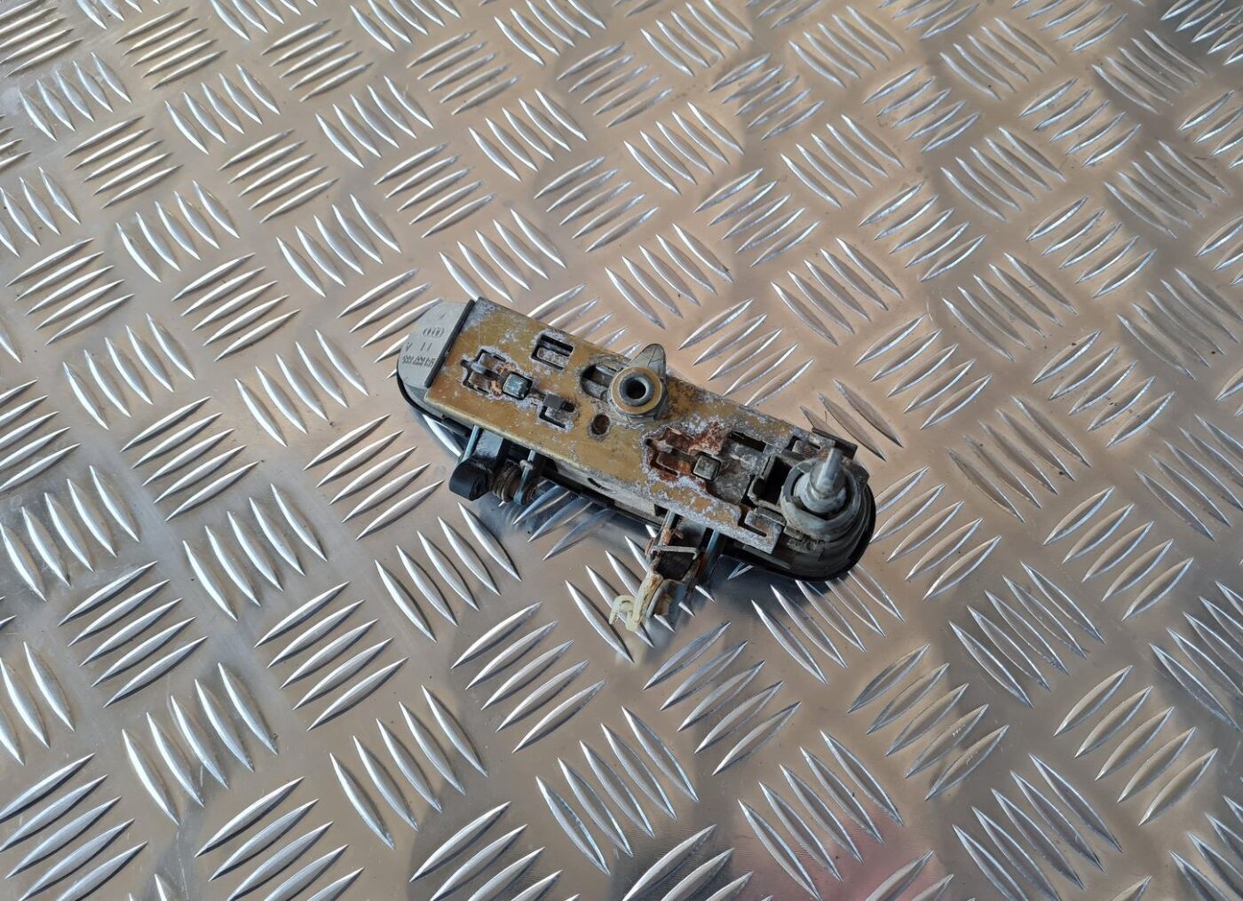 Priekšējāis kreisais durvju rokturis priekš AUDI A6 1998 4 Priekšējāis kreisais durvju rokturis priekš AUDI A6 1998