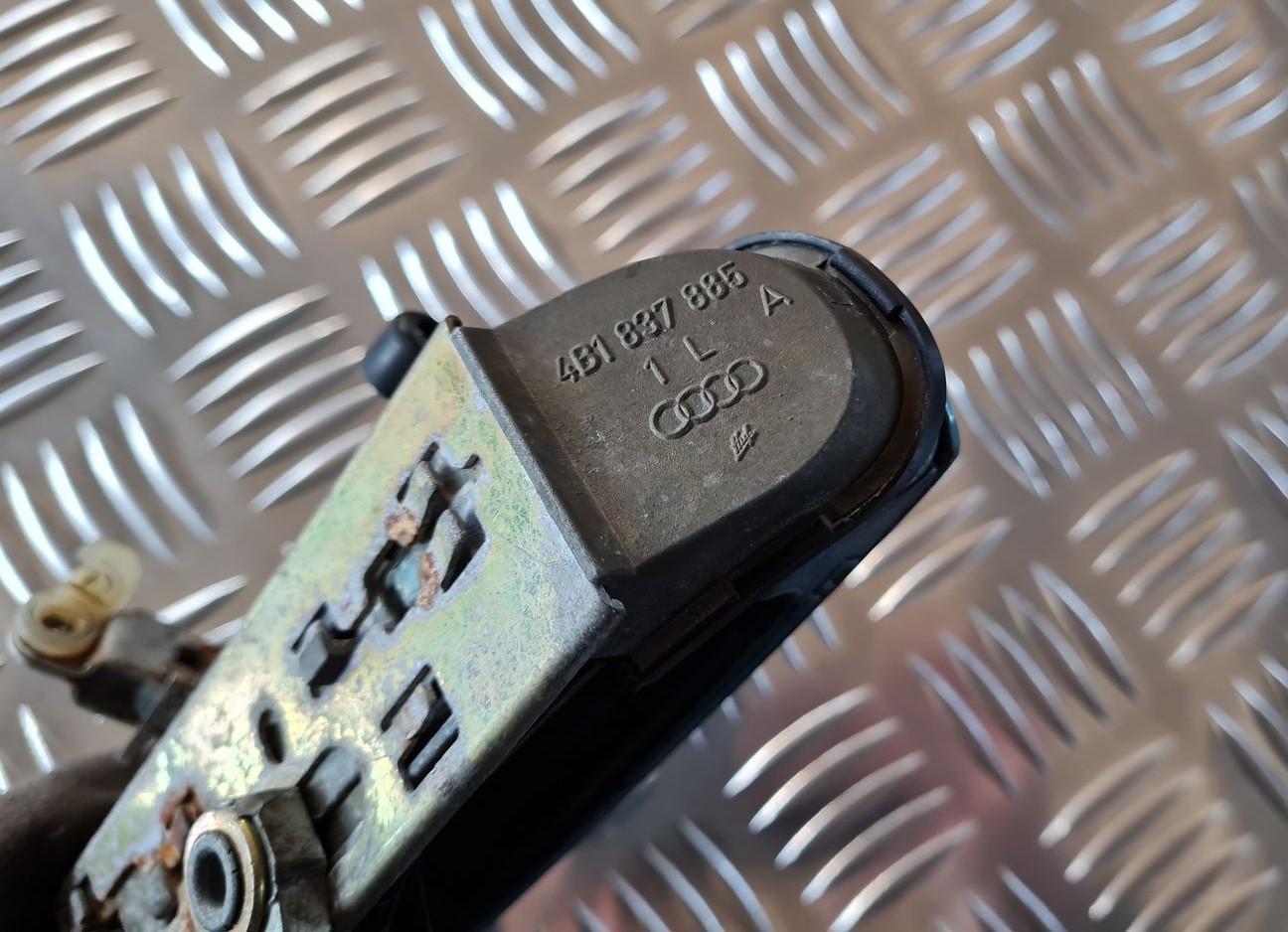 Priekšējāis kreisais durvju rokturis priekš AUDI A6 1998 3 Priekšējāis kreisais durvju rokturis priekš AUDI A6 1998