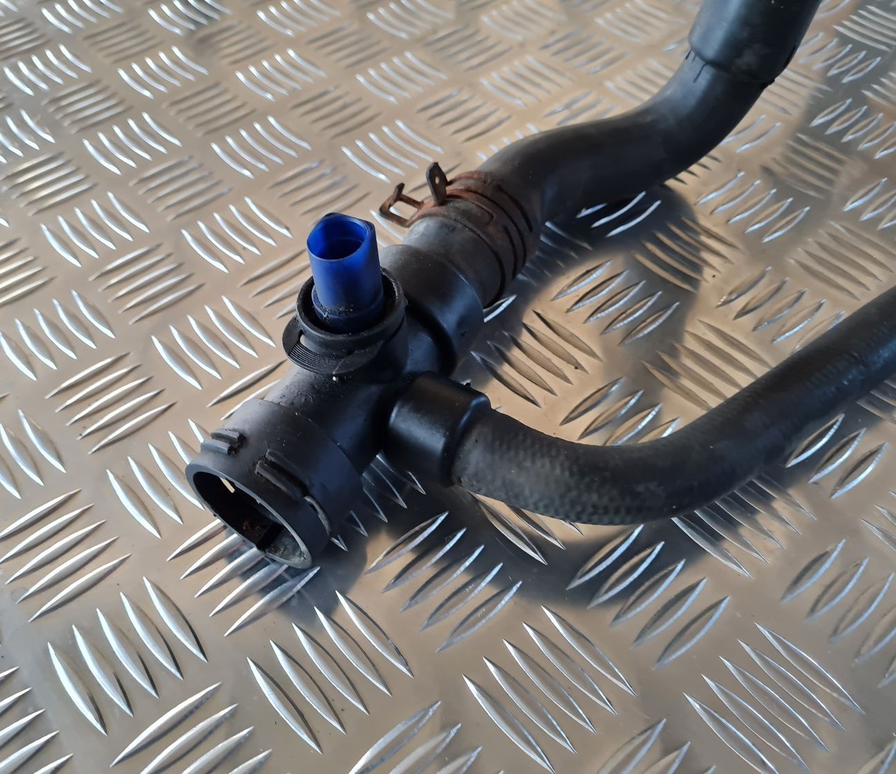 Dzesēšanas caurules priekš AUDI A6 1998 2 Dzesēšanas caurules priekš AUDI A6 1998