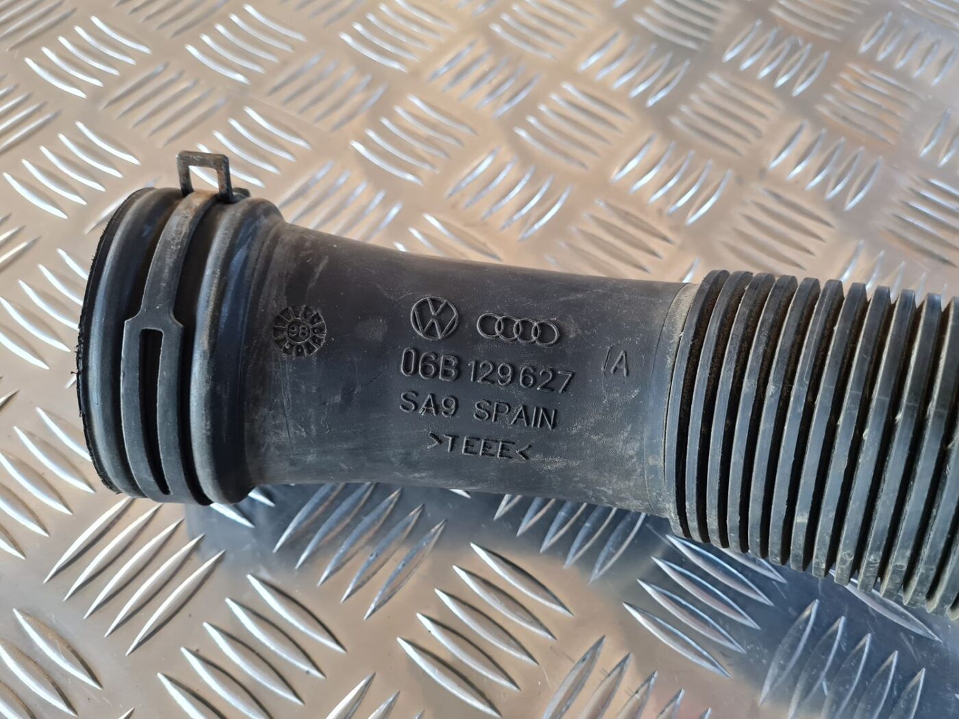 Gaisa ieplūdes šļūtene priekš AUDI A6 1998 2 Gaisa ieplūdes šļūtene priekš AUDI A6 1998