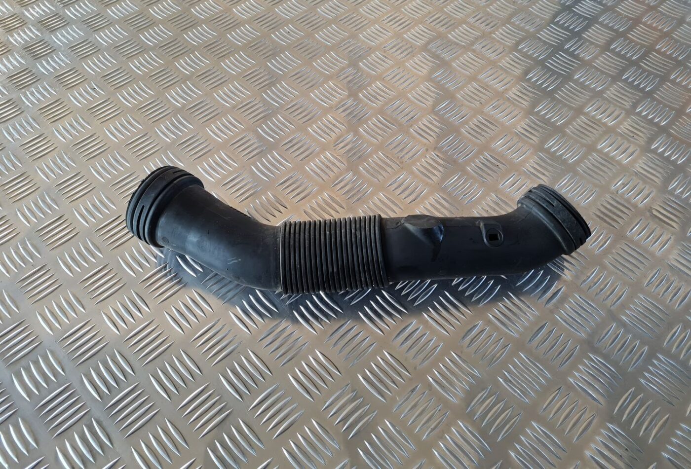 Gaisa ieplūdes šļūtene priekš AUDI A6 1998 3 Gaisa ieplūdes šļūtene priekš AUDI A6 1998