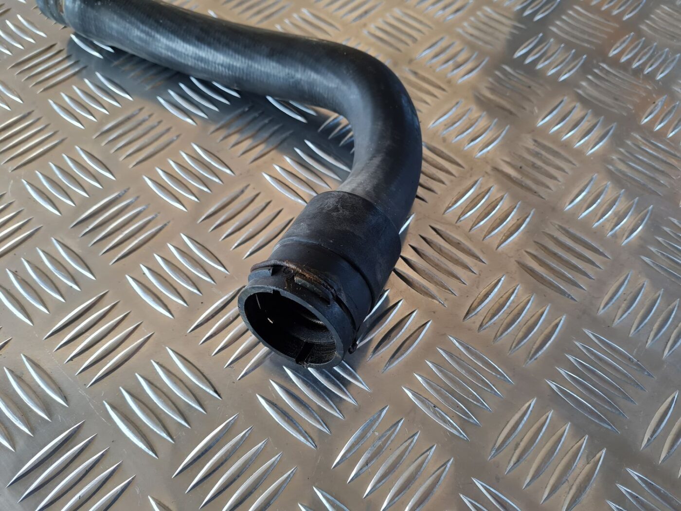 Dzesēšanas caurule priekš AUDI A6 1998 2 Dzesēšanas caurule priekš AUDI A6 1998