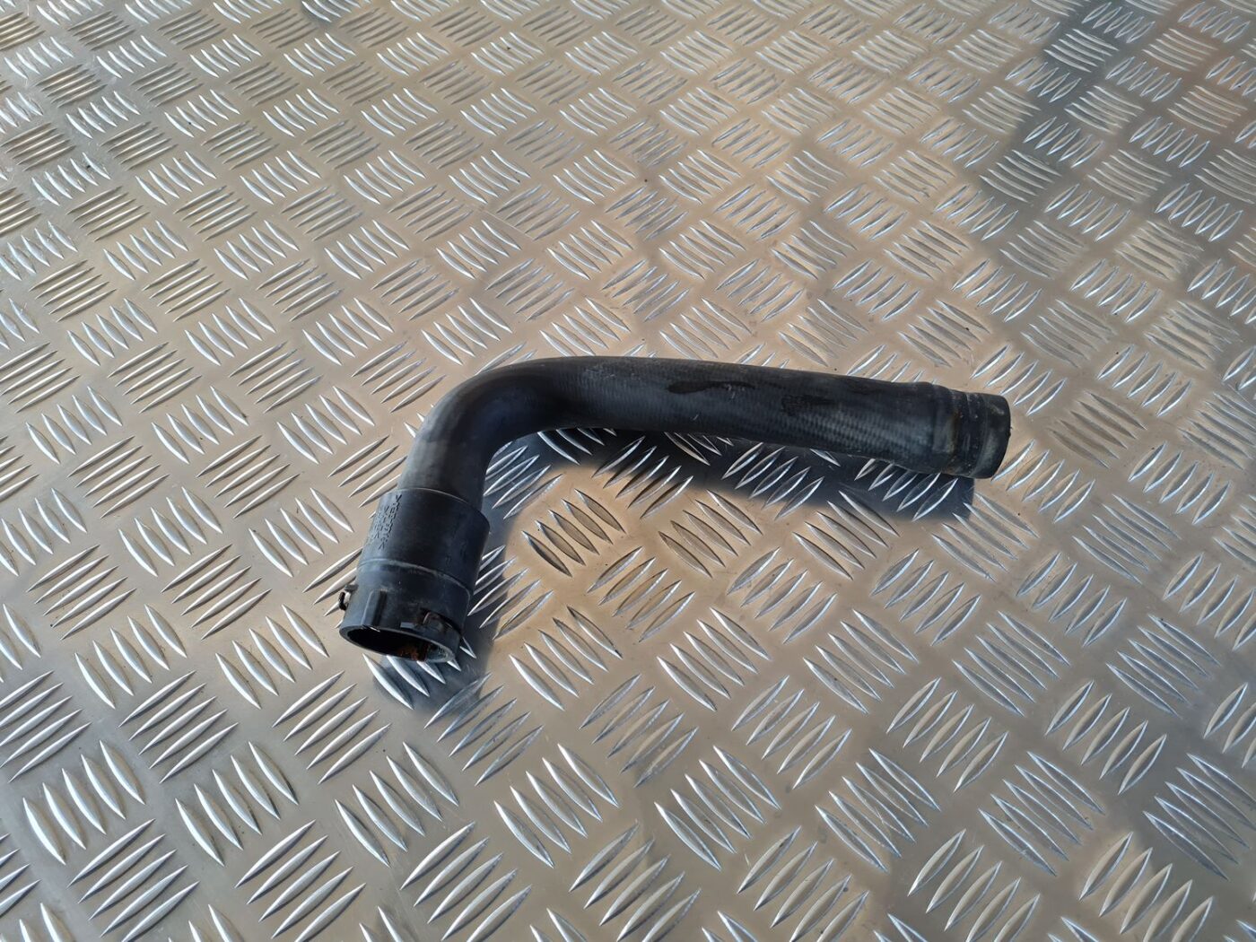 Dzesēšanas caurule priekš AUDI A6 1998 4 Dzesēšanas caurule priekš AUDI A6 1998