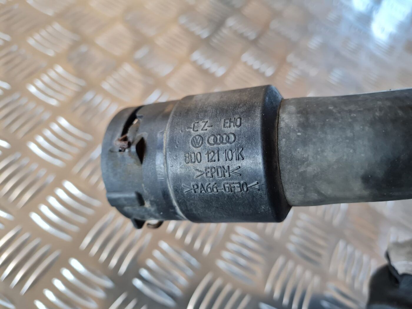 Dzesēšanas caurule priekš AUDI A6 1998 3 Dzesēšanas caurule priekš AUDI A6 1998