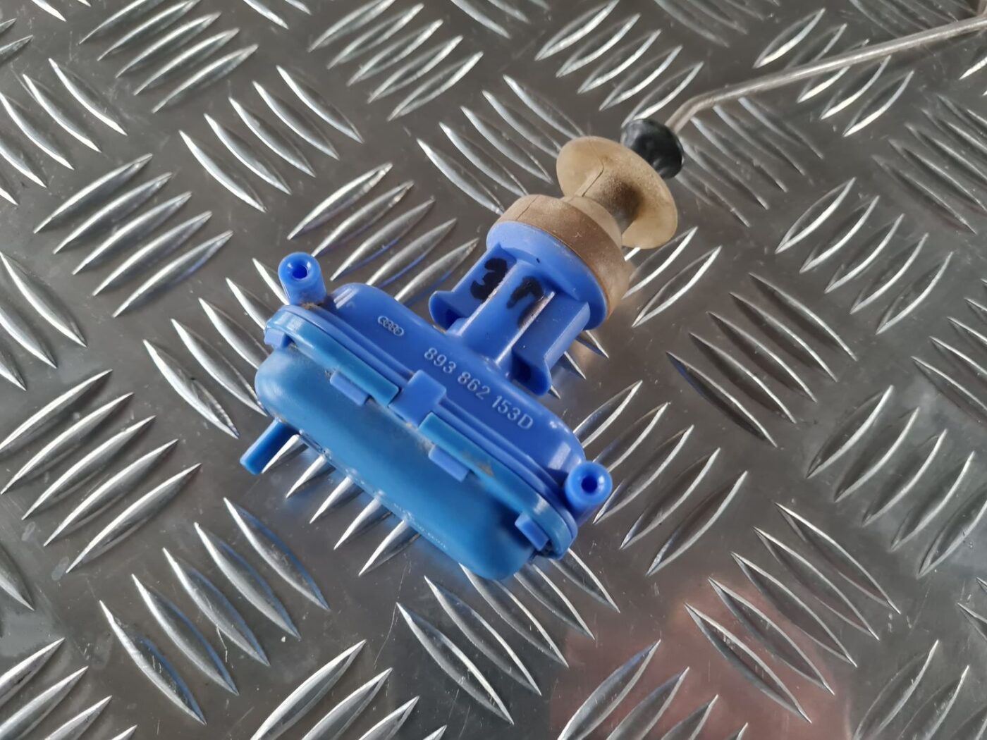 Centrālās atslēgas vakuumsūknis priekš AUDI 80 1991 2 Centrālās atslēgas vakuumsūknis priekš AUDI 80 1991