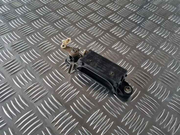 Priekšējāis kreisais durvju rokturis priekš AUDI 80 1991
