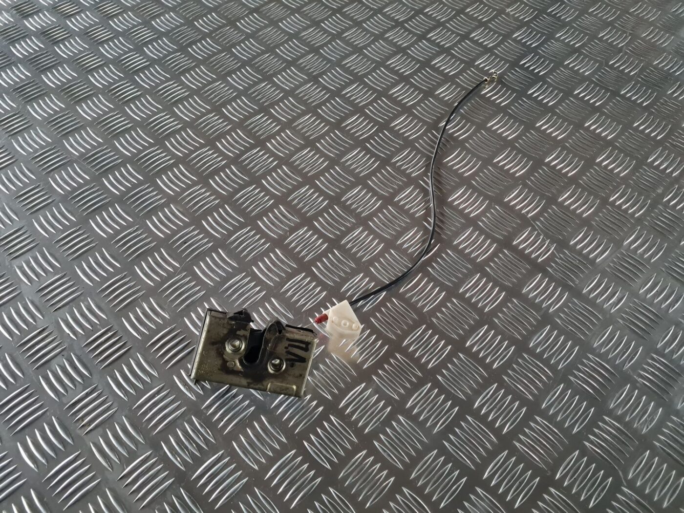 Priekšējo kreiso durvju slēdzene priekš AUDI 80 1991 1 Priekšējo kreiso durvju slēdzene priekš AUDI 80 1991